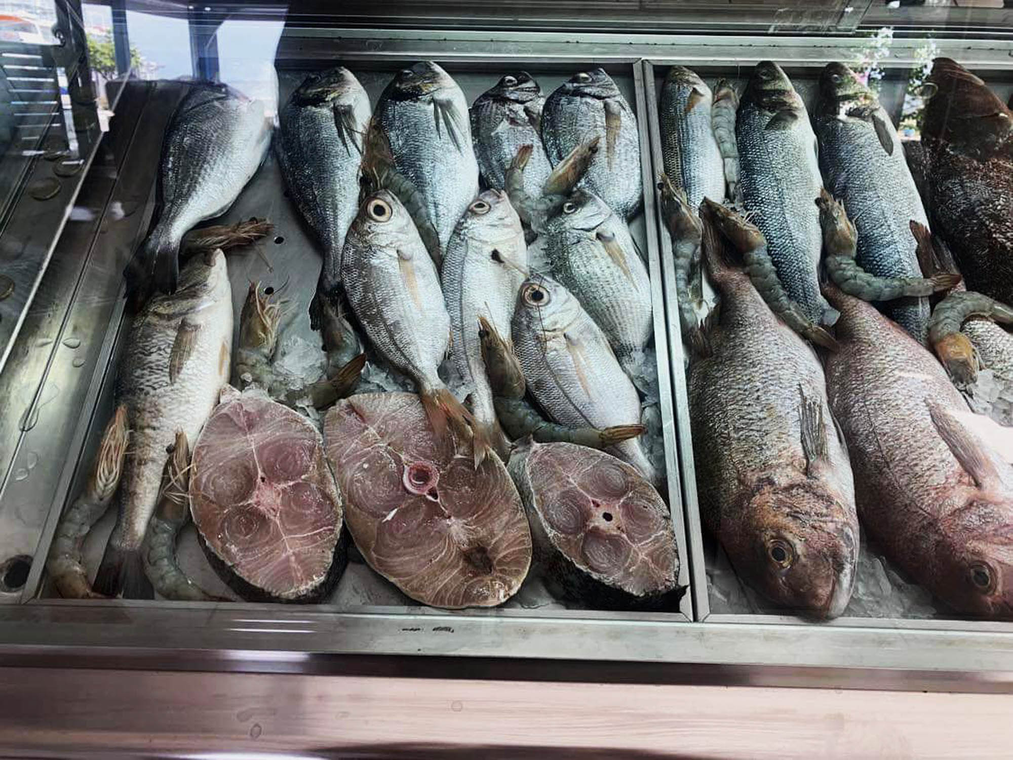 świeże ryby w lodówce w greckiej tawernie, detal