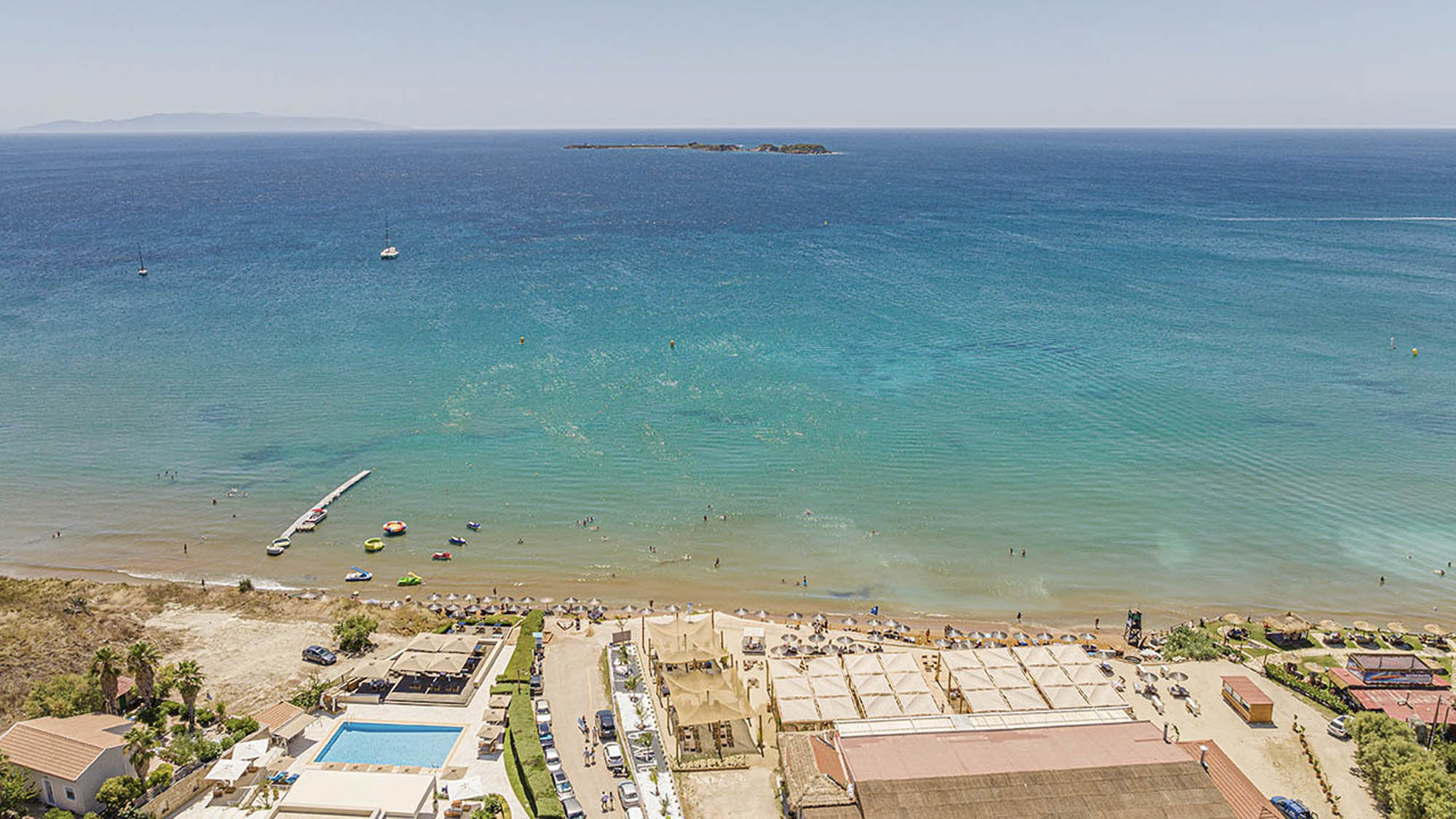 panorama, widok na plaże i morze rozciągający się z hotelu na Kefalonii, widok z lotu ptaka