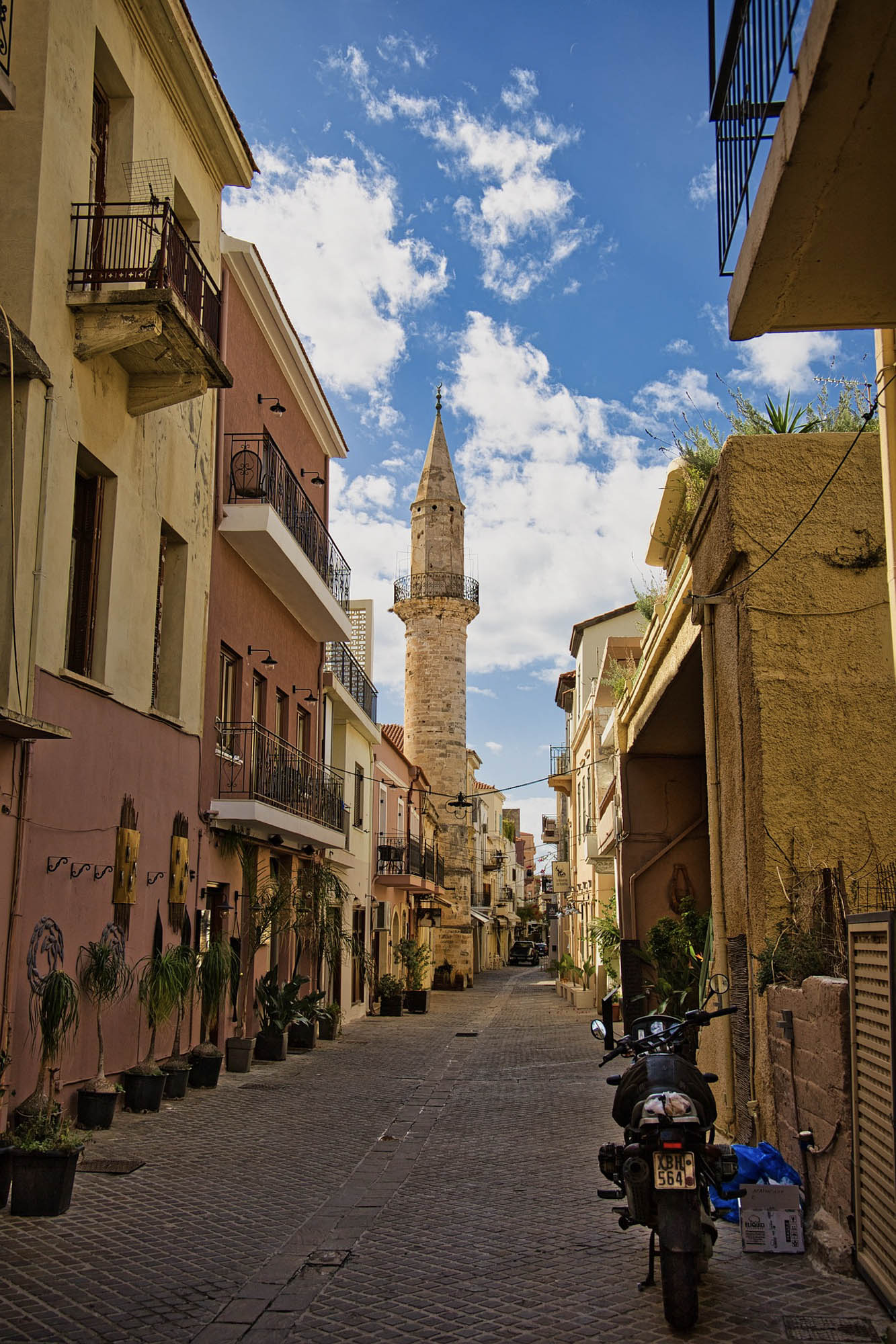 miasto chania, w tle widać minaret