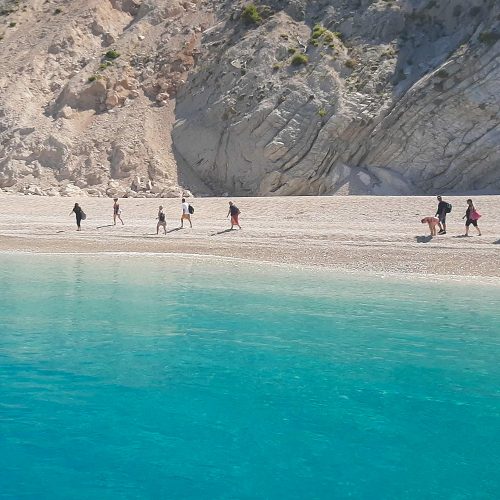 jedna z plaż Lefkady, lazurowe morze i niesamowity piasek, panorama, ludzie kąpią się w morzu