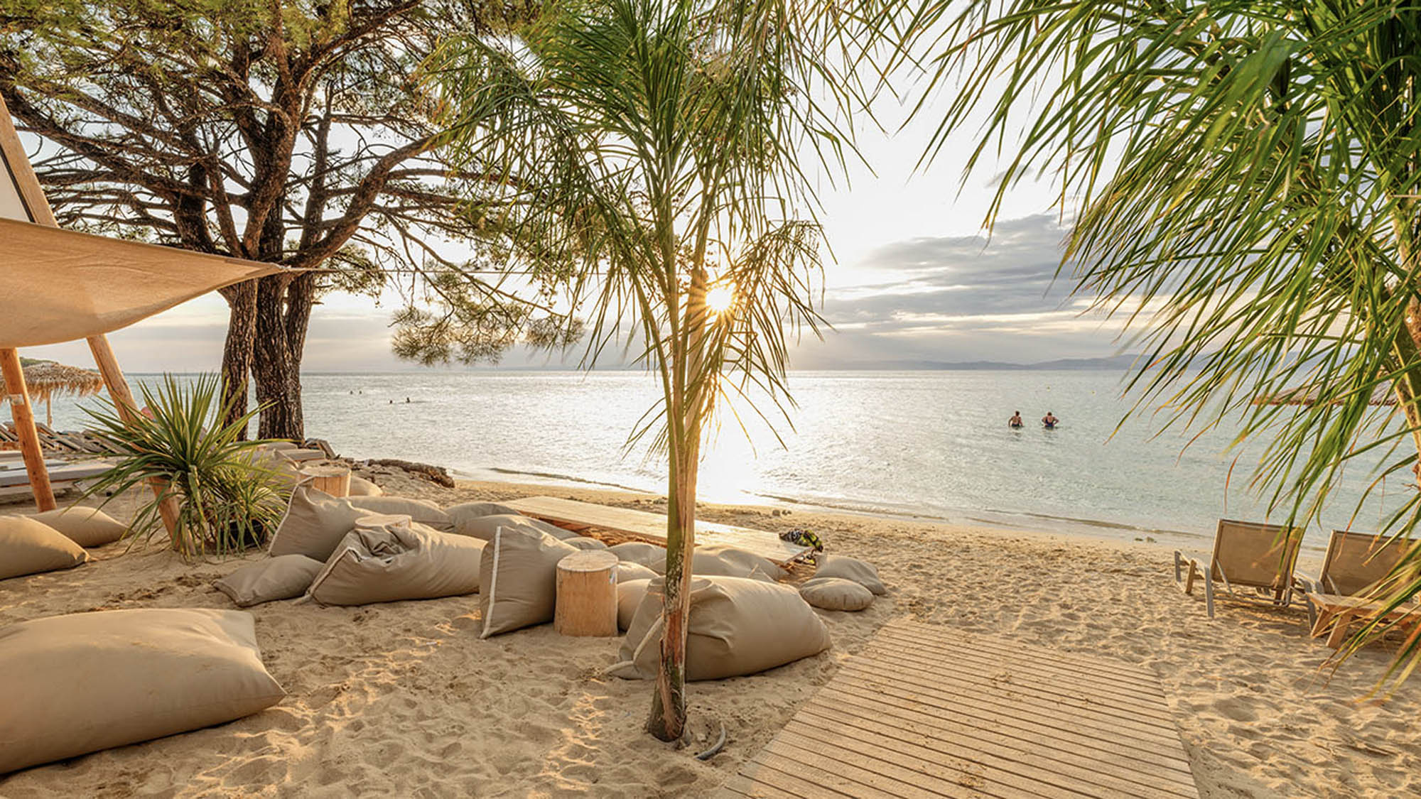 urokliwy, klimatyczny zakątek na plaży tuż przy hotelu na wyspie thassos, palma