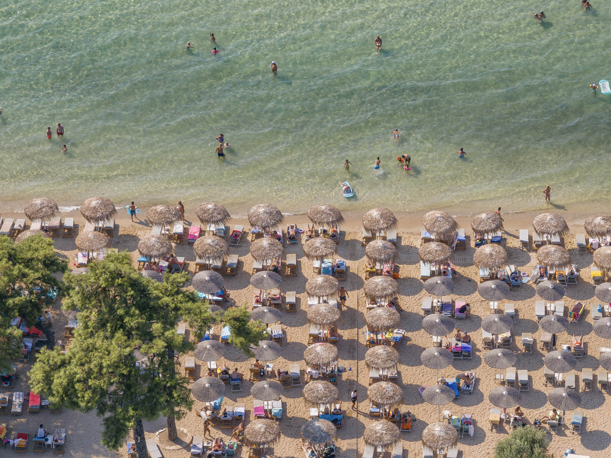 widok na hotelową plażę na wyspie thassos, widok z góry, z lotu ptaka, parasolki i lazurowa woda