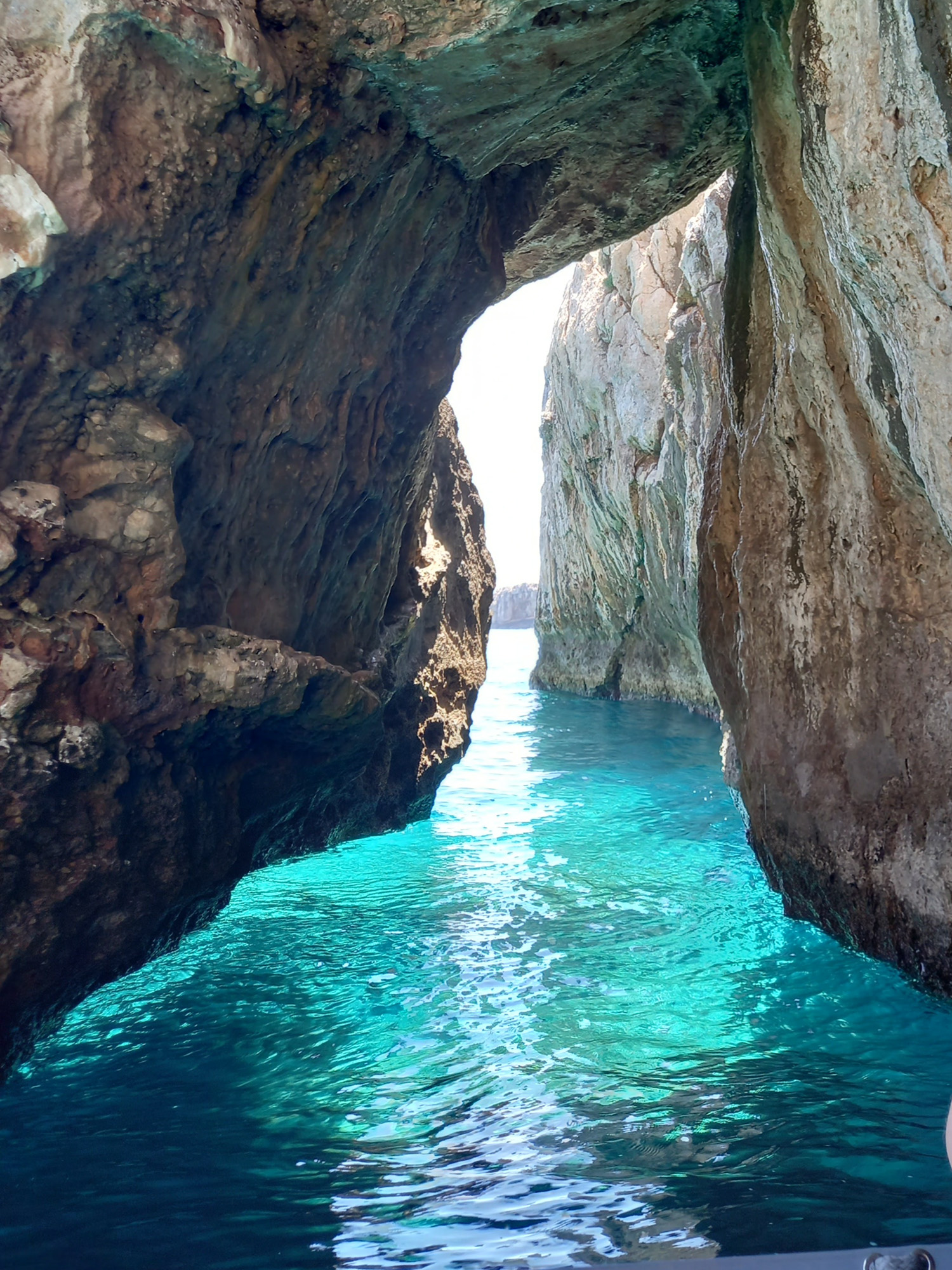 morskie jaskinie, niesamowite doznania na wakacjach i kolor wody