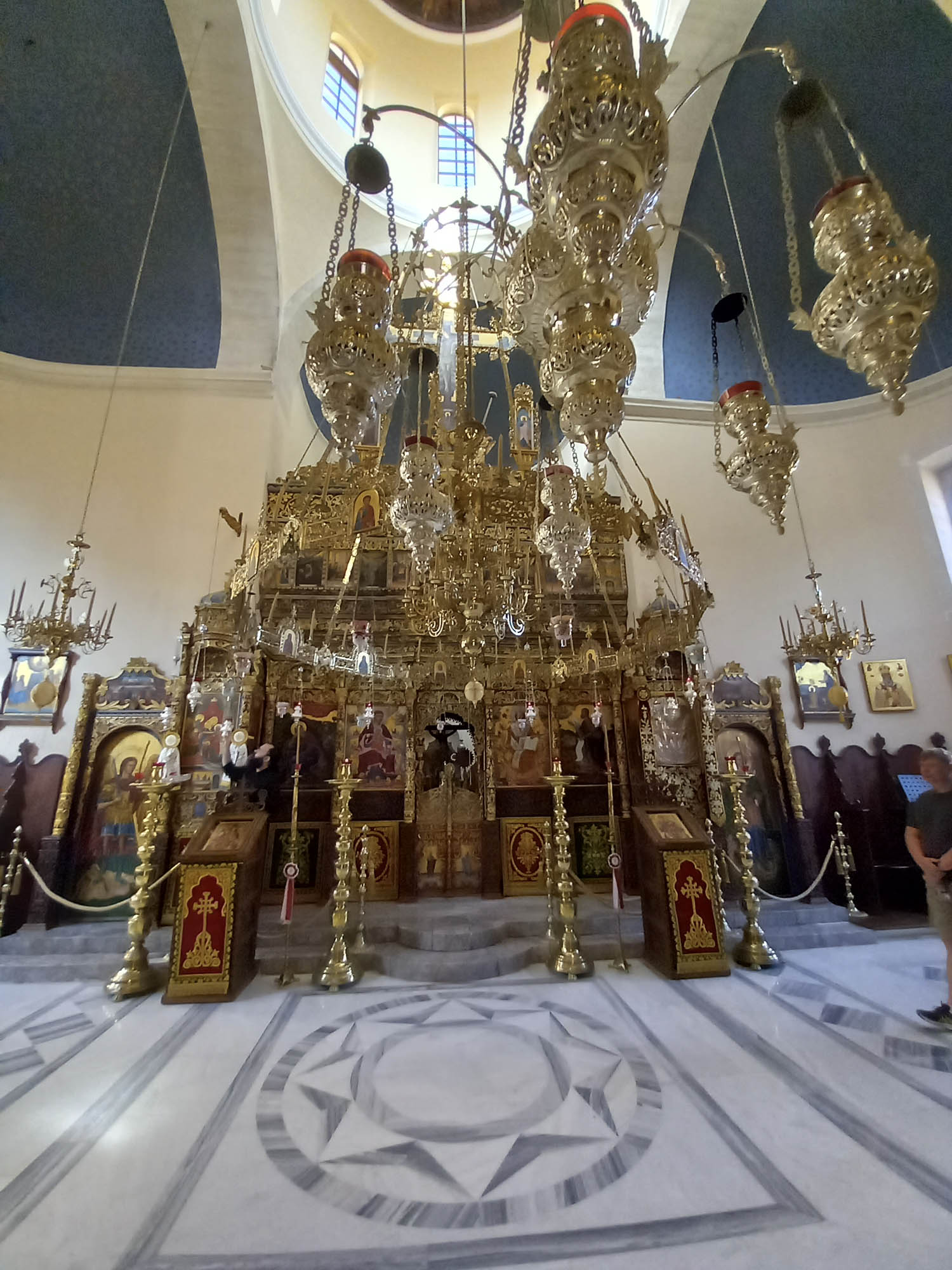 wnętrze cerkwi, bogato zdobione na złoto