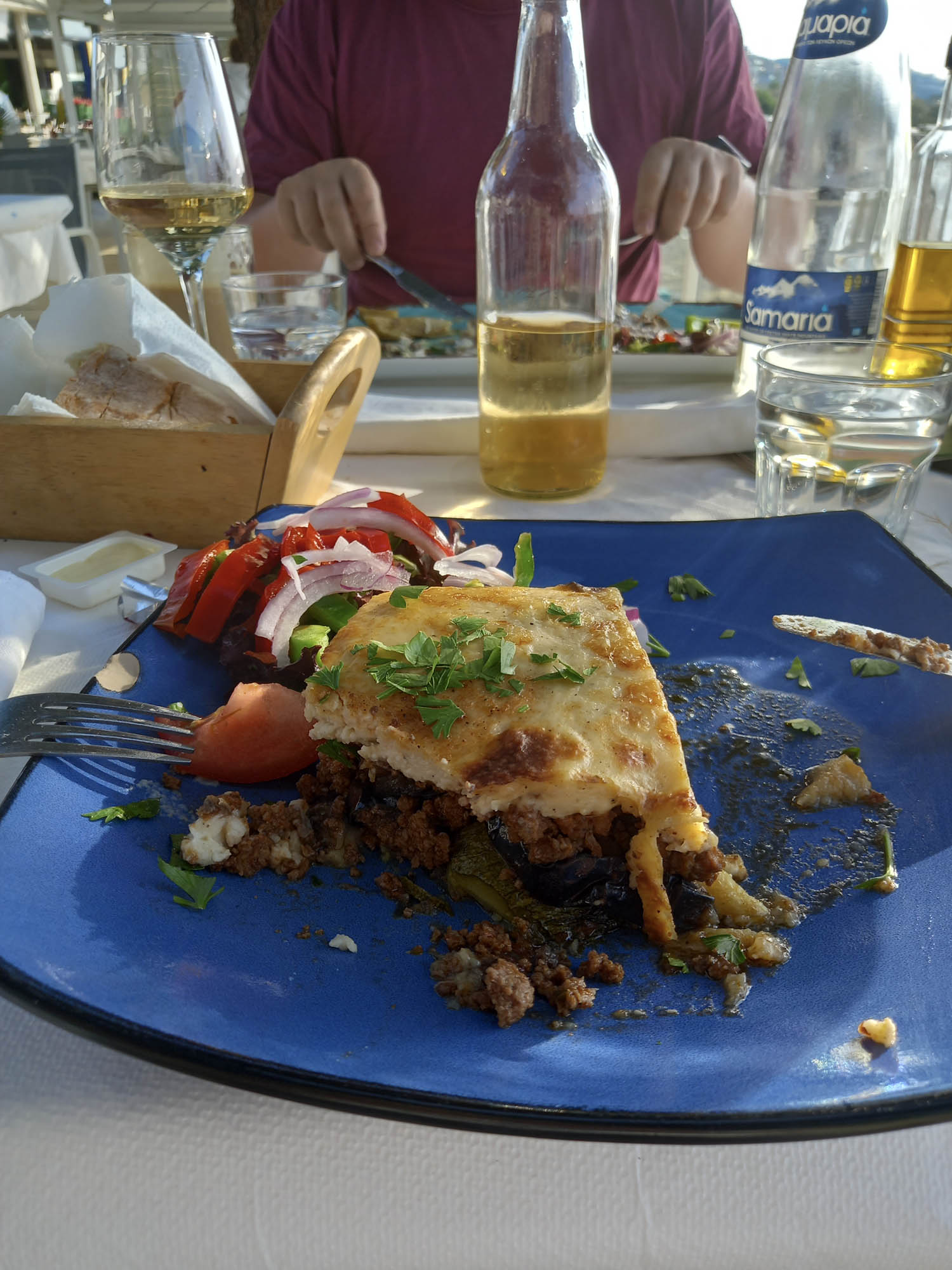 pyszne greckie jedzenie, danie na talerzu, wspomnienia z wakacji
