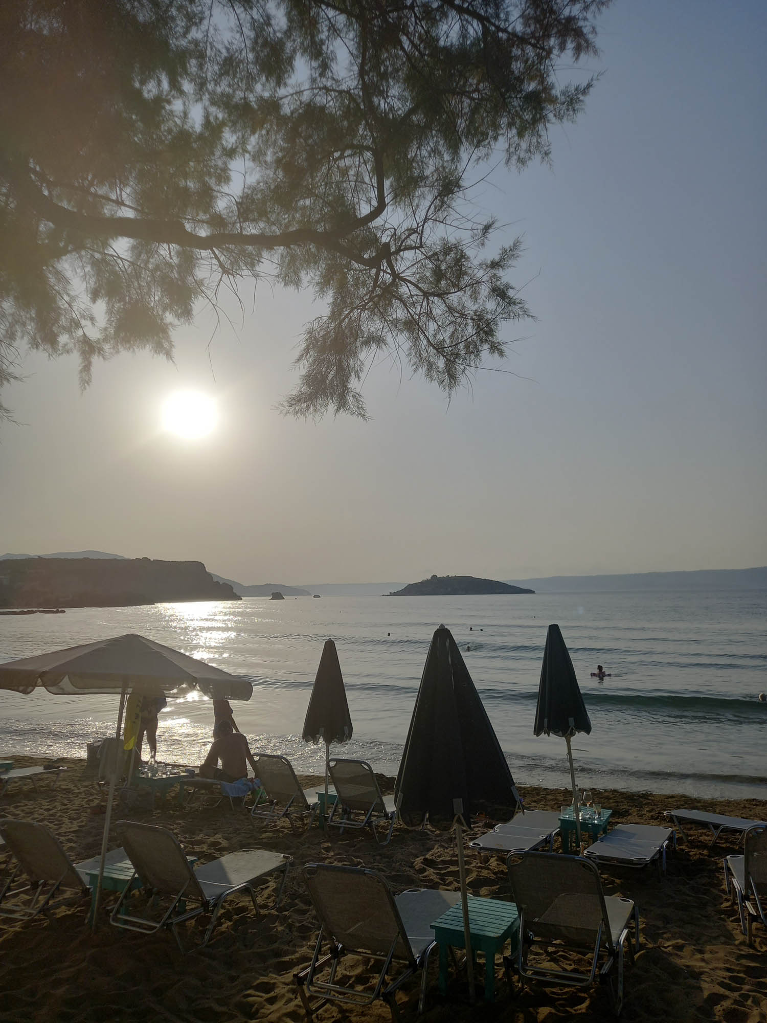 wspomnienie z greckich wakacji, plaża na krecie, zachodzące słońce odbija się w morskiej tafli