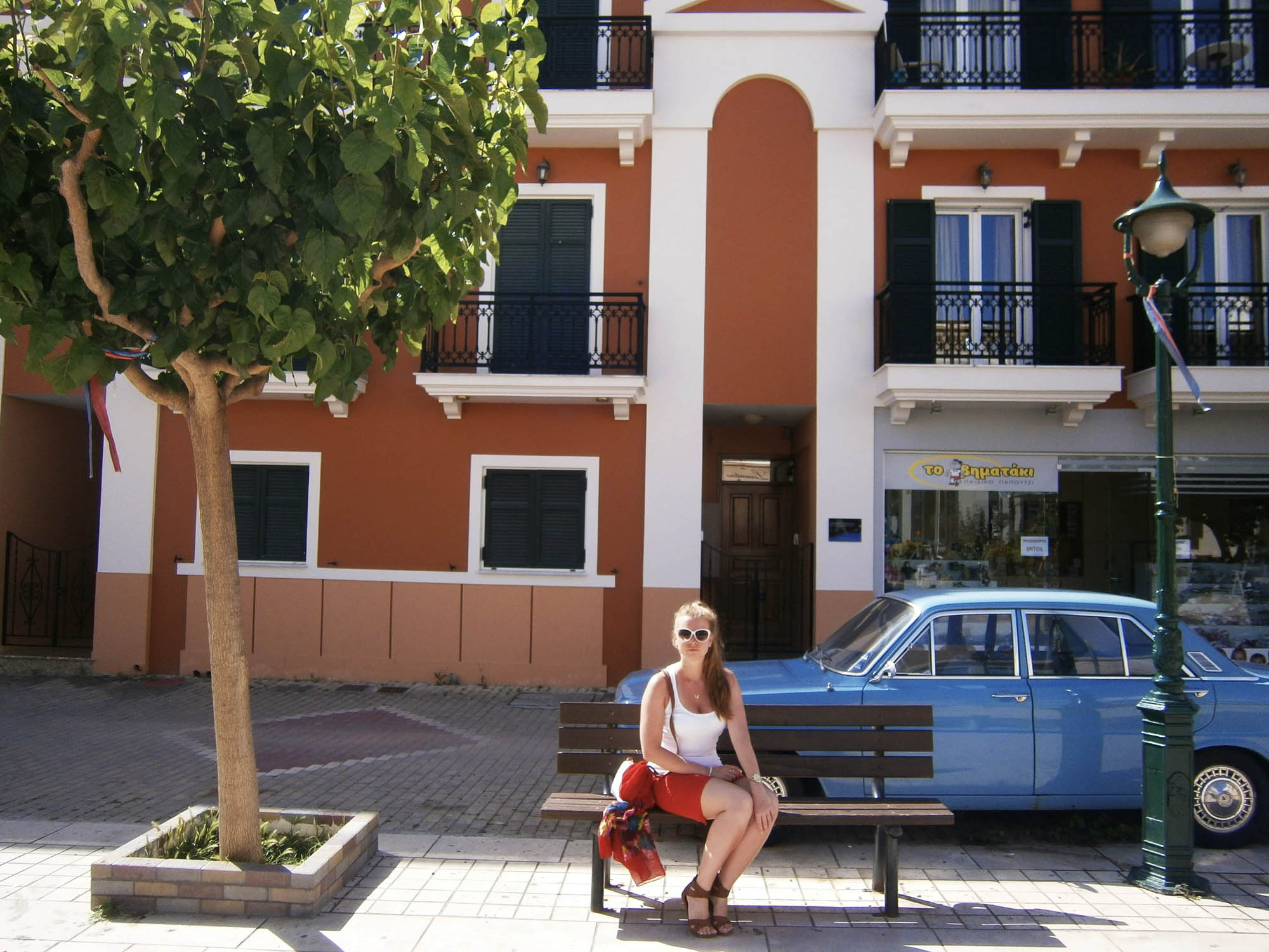 agrostoli, miasto na kefalonii, dziewczyna siedząca na ławce