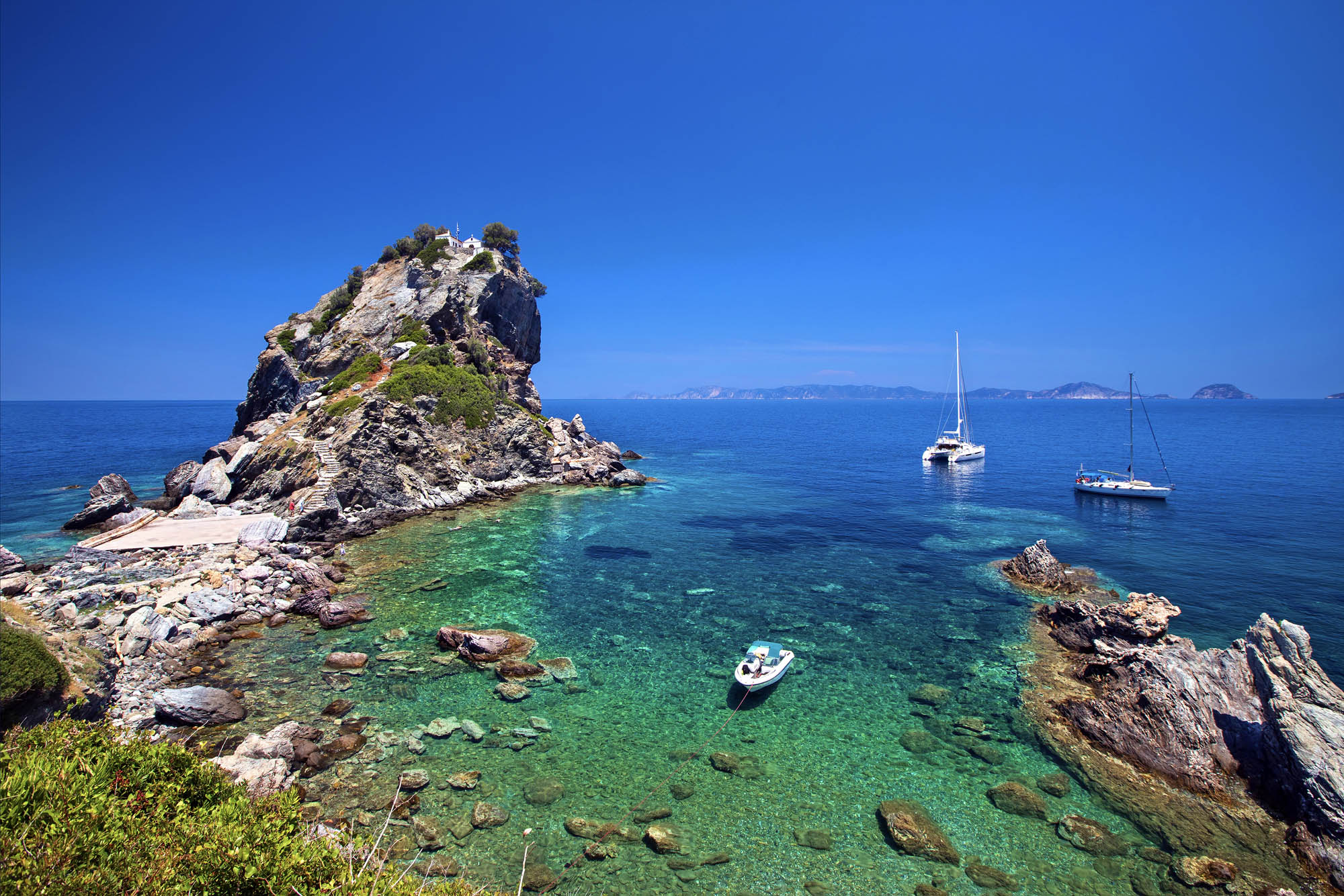 grecka wyspa, skopelos, woda i piękna sceneria i maleńska cerkiew