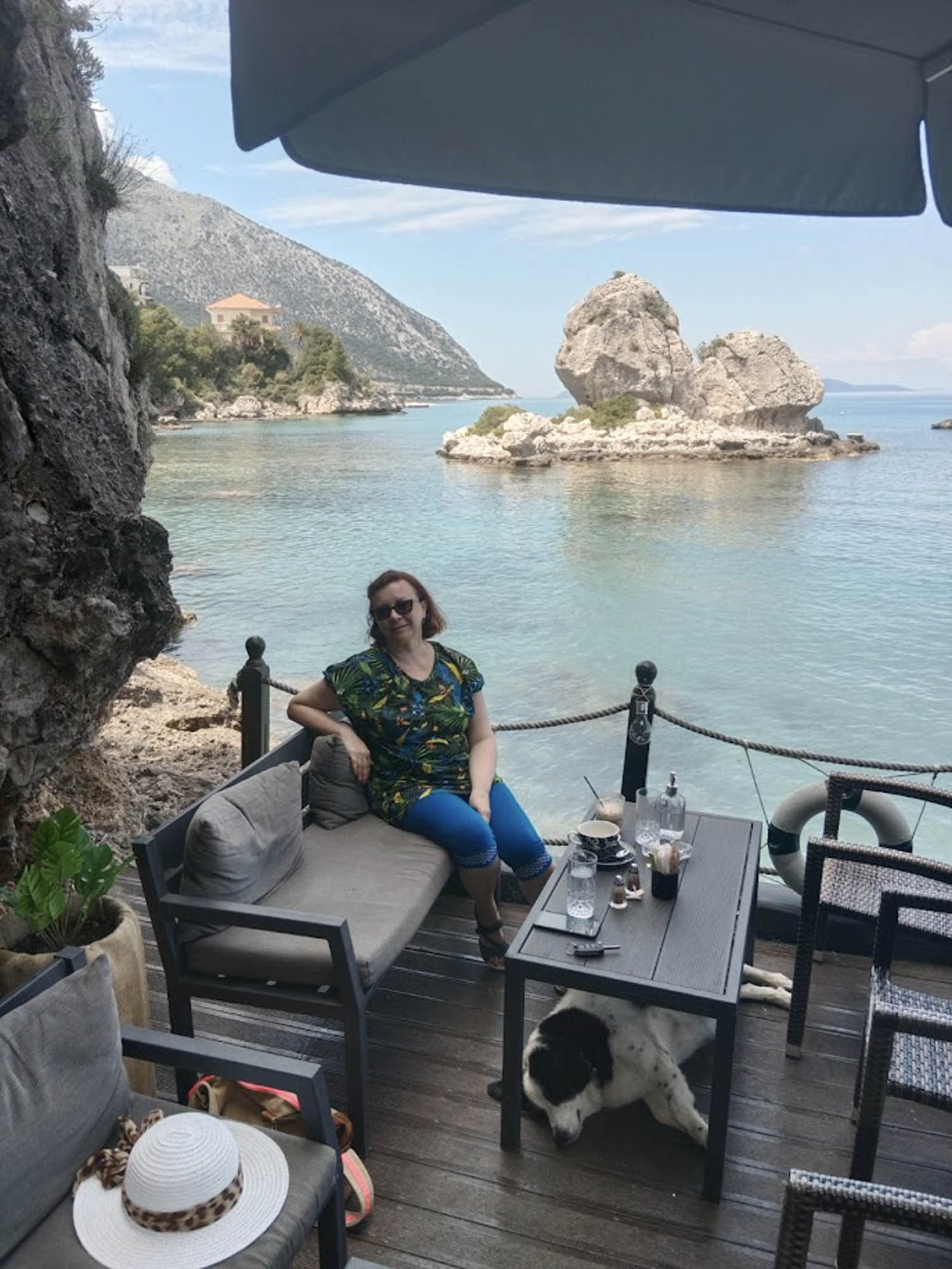 kawiarnia Remetzo na wyspie Kefalonia, piękny widok na morze i ciekawe skały w tle
