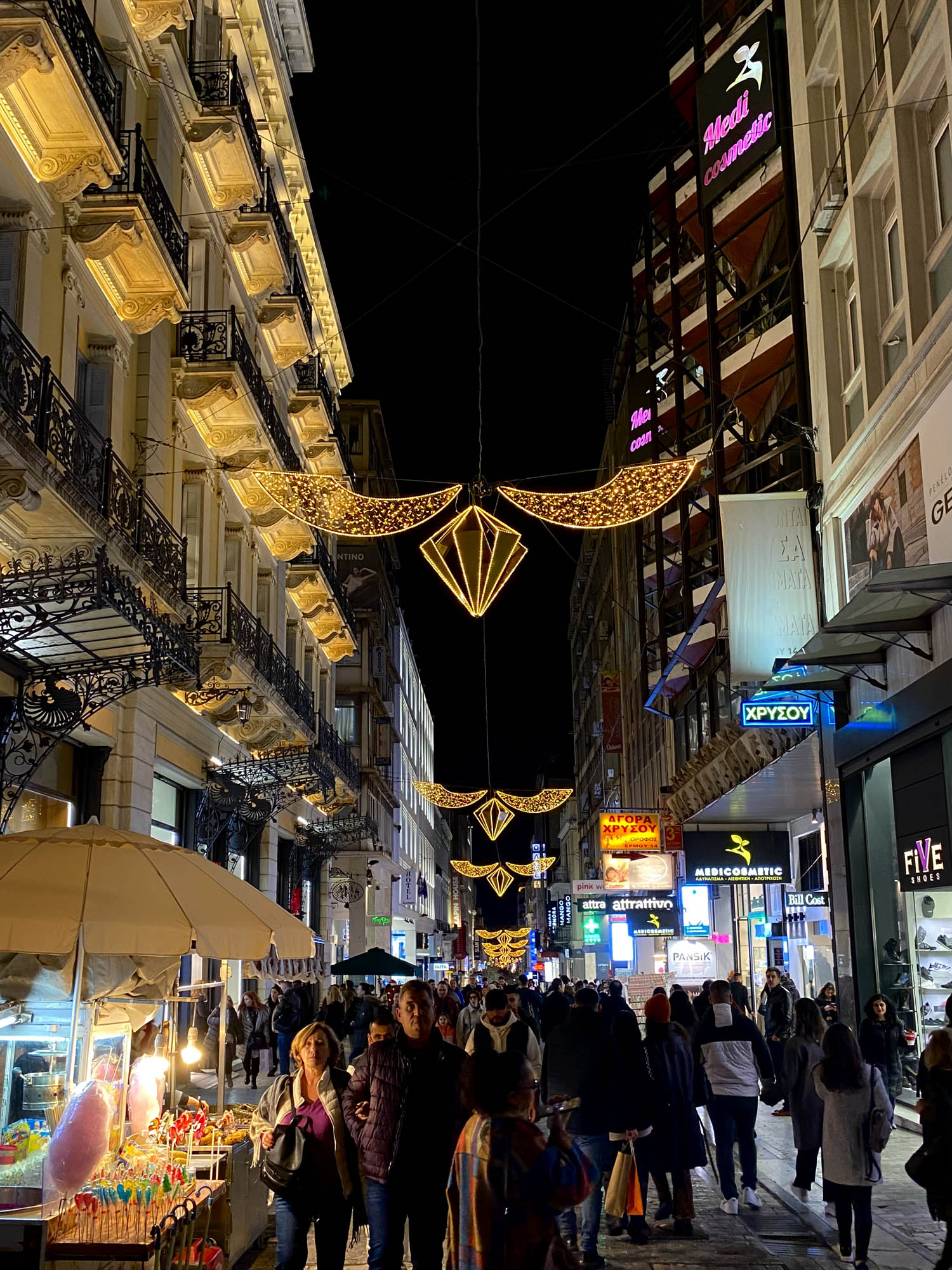 ulica Aten ozdobione światełkami