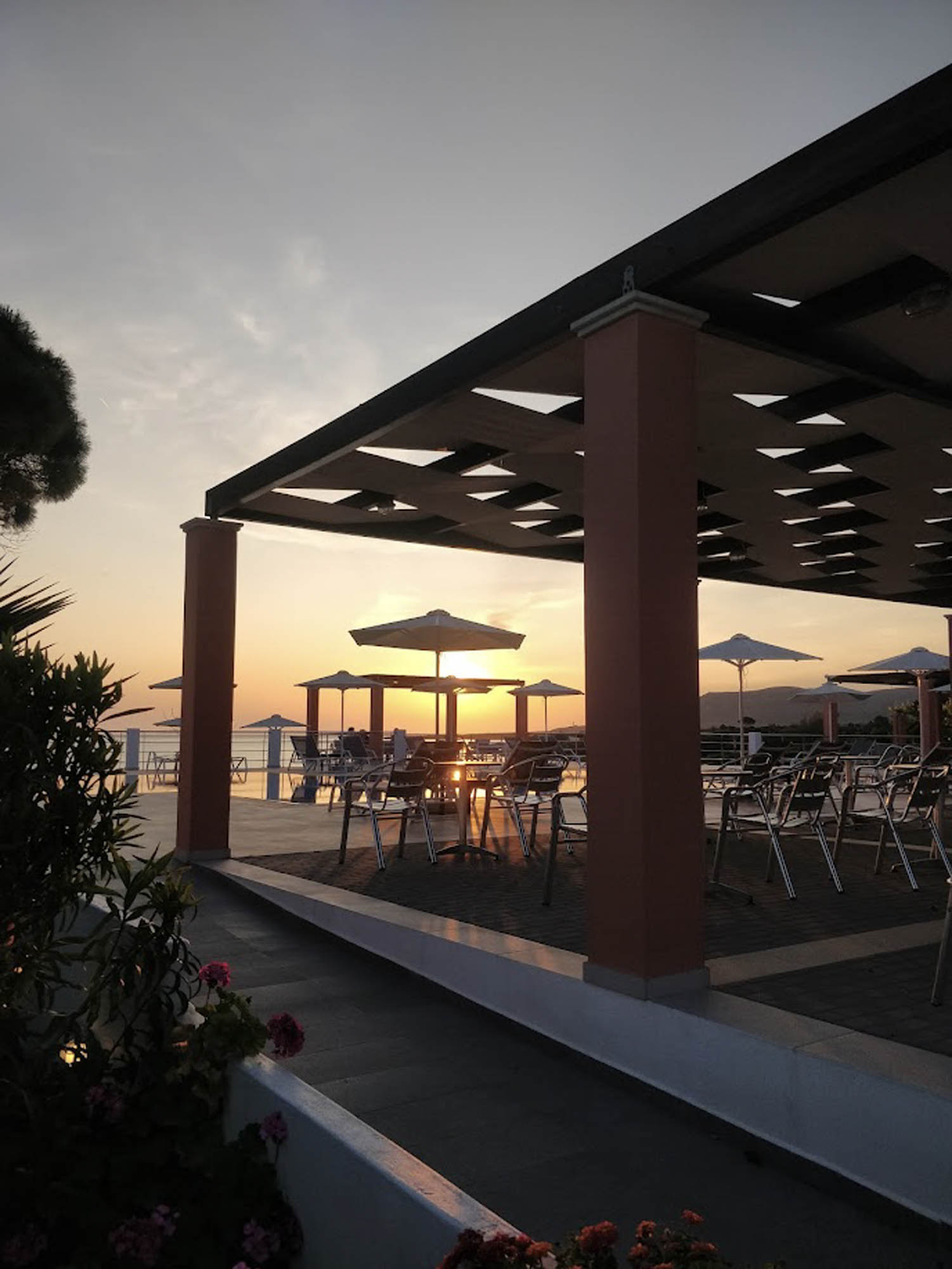 wspomnienie z wakacji, hotel Remetzo na kefalonii, piękny zachód słońca nad parasolkami na plaży