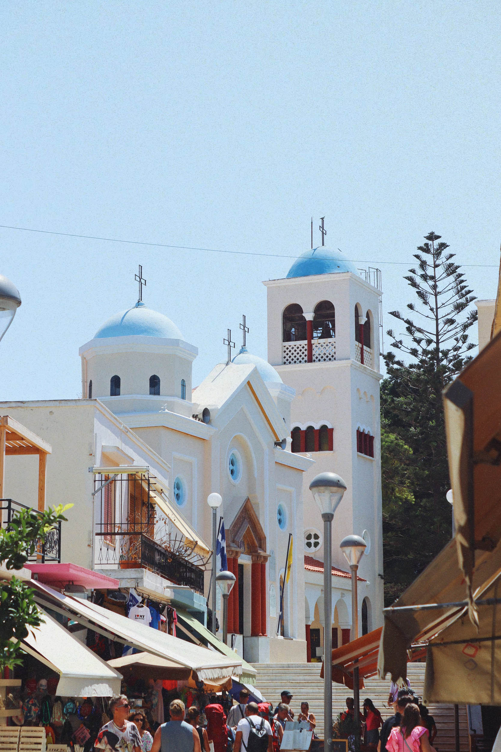 główna, biało-niebieska cerkiew w mieście kos, widok, detal, niebieskie kopuły
