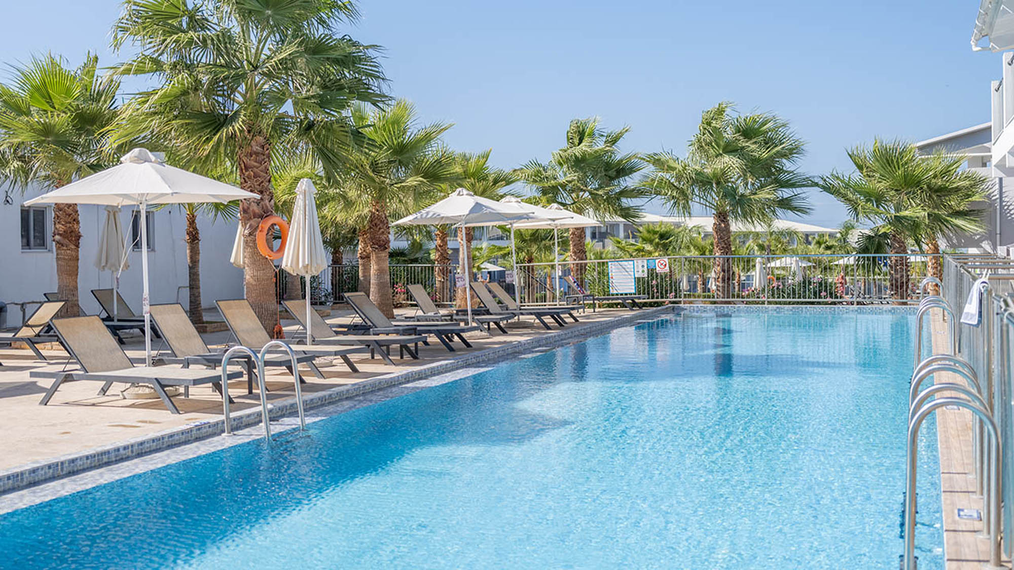 hotelowy basen i parasolki na wyspie zakynthos