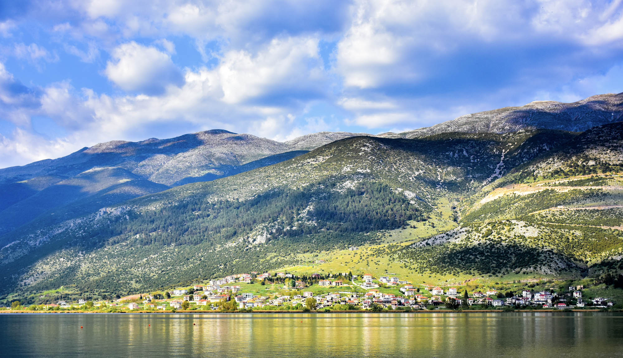 piękne góry w okolicach Epiru, widok panoramiczny na cały górski masyw