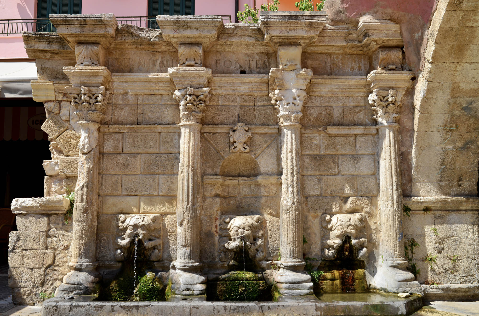 słynna fontanna rimnodi w mieście rethymno, widok od przodu na lwie głowy