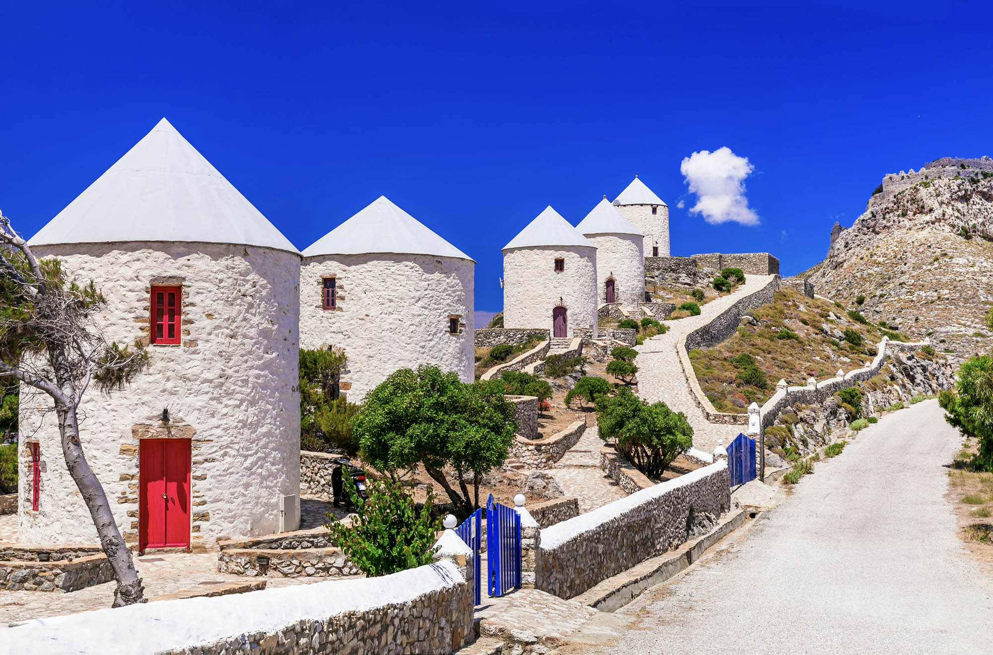 niesamowite, przedziwne wiatraki na wyspie Leros, przepiękny widok