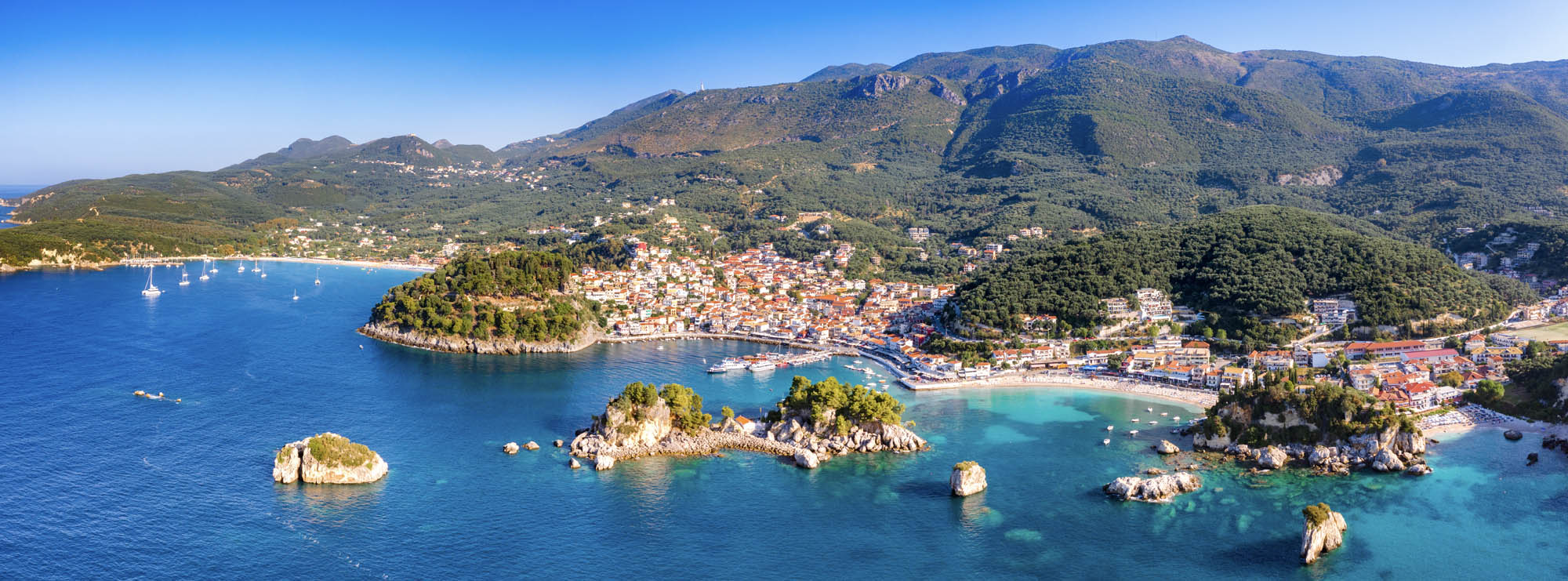 widok panoramiczny z bardzo daleka na Parge - piekne miasto na Peloponezie