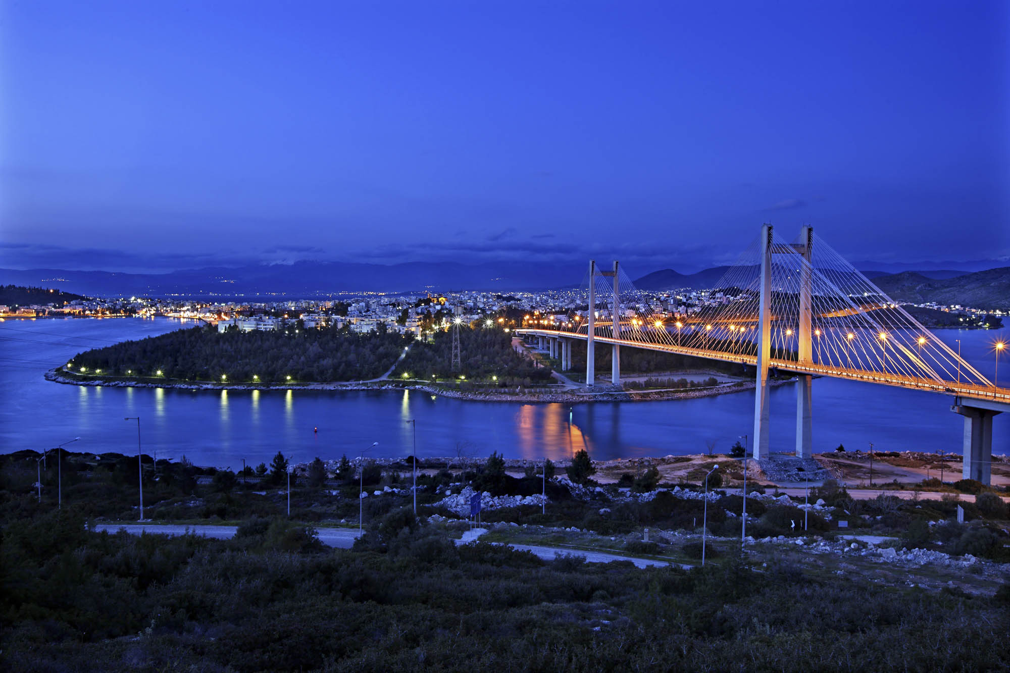 most łączący Evię z kontynentem, piękny wiszacy most nad morzem, wieczór, oświetlony ciepłym światłem lamp