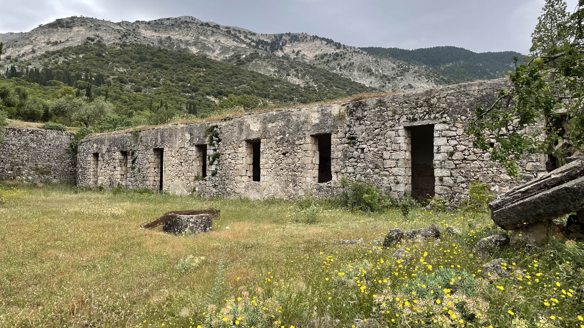 stare zabudowania wioski vlasamata na kefalonii, opuszczone miejsce, ruiny