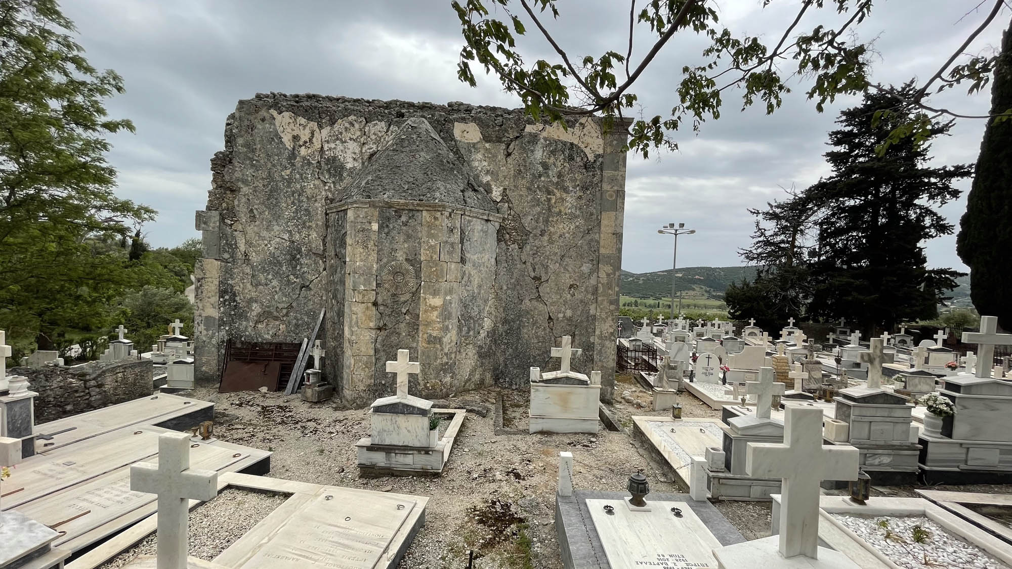 cmentarz i cerkiew w opuszczonej wiosce na kefalonii