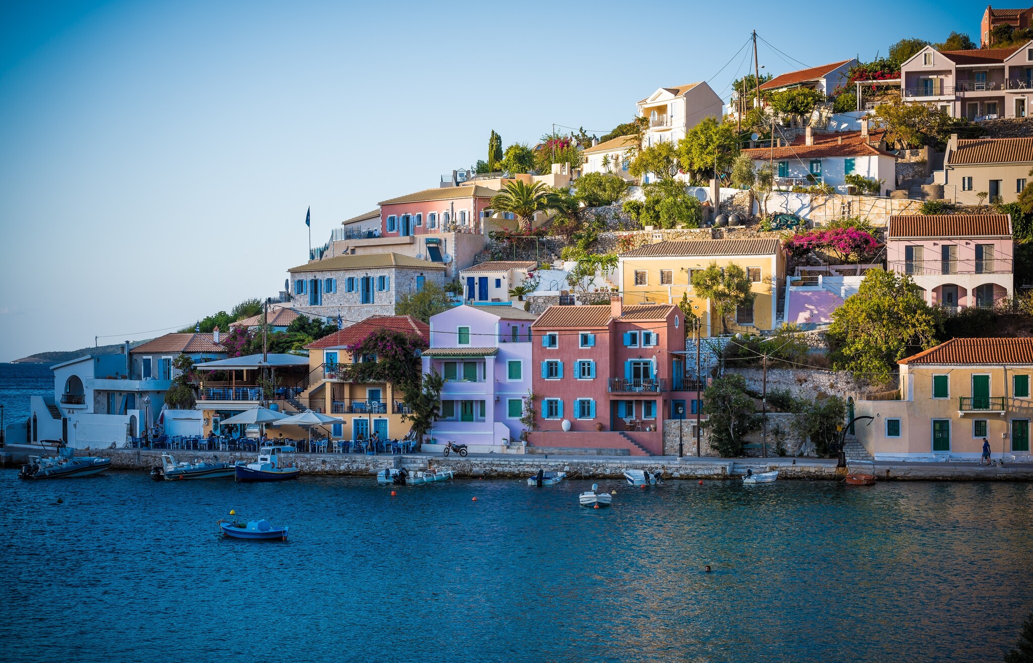 kolorowe assos na kefalonii, domuy nad zatoką, piękna panorama na miasteczko