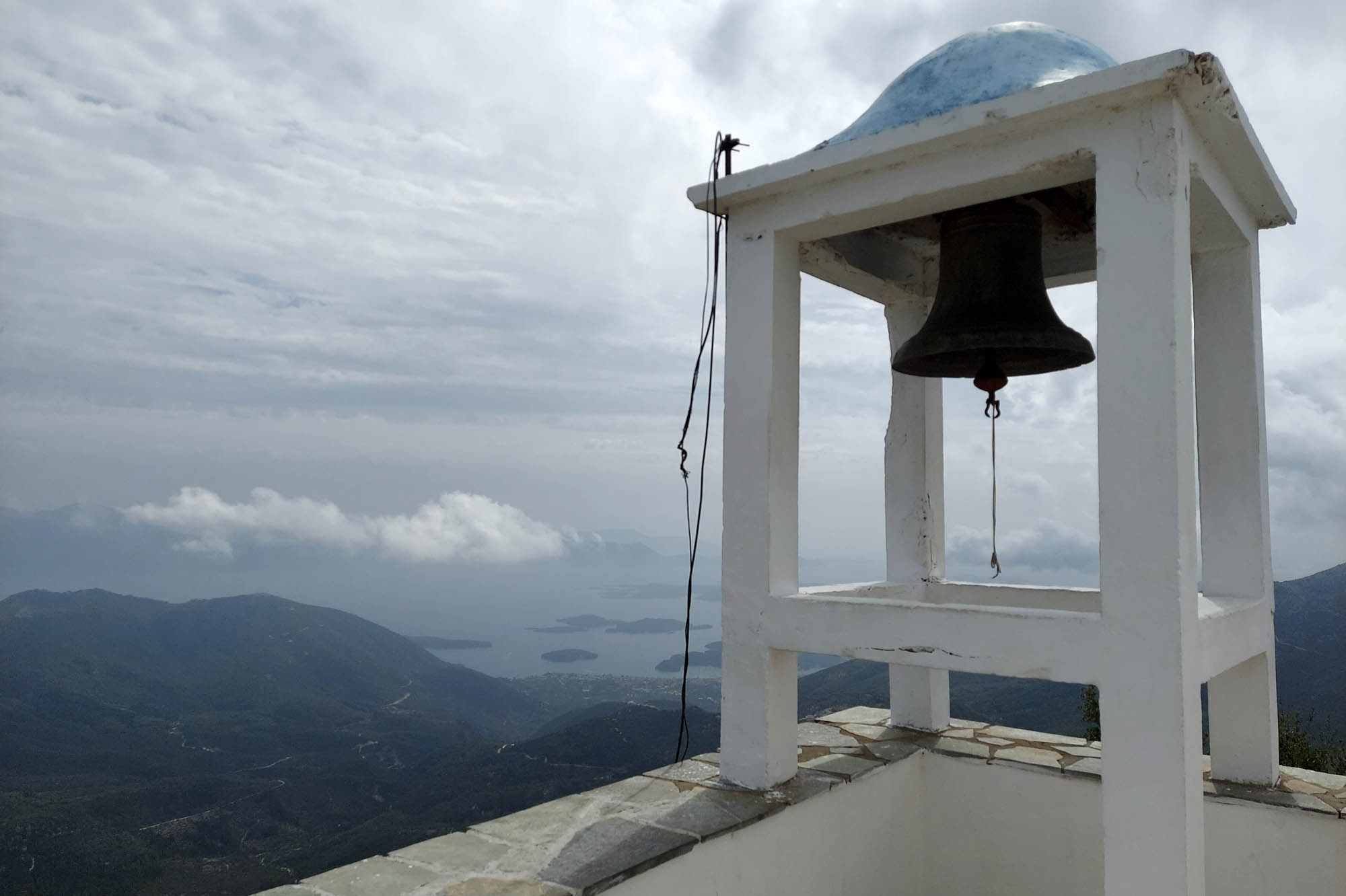 niesamowity widok, kościółek na wzgórzu na lefkadzie, niebieska kopułka z dzwonnicą
