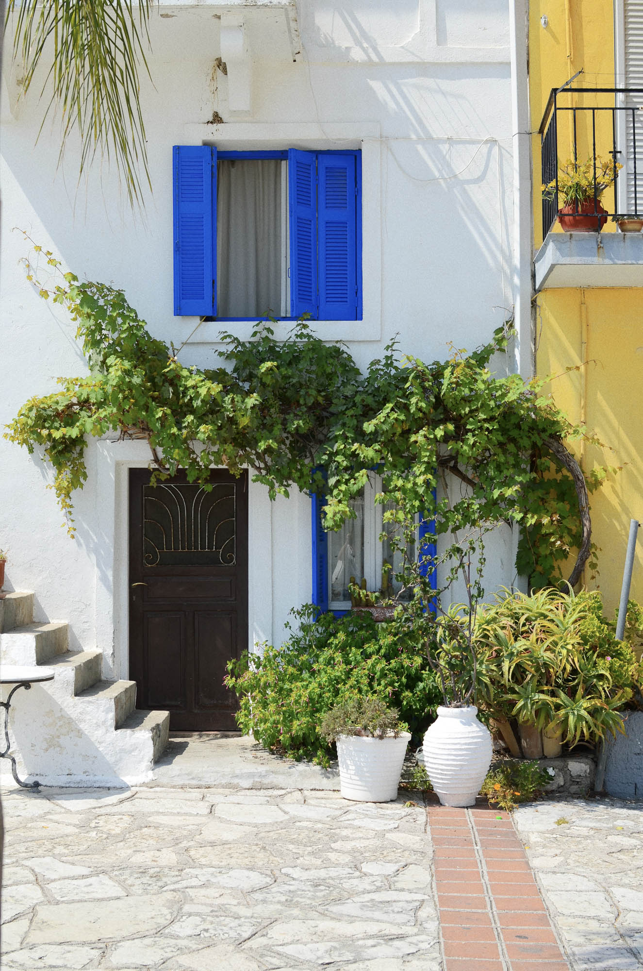 miasto preweza, deta, piękny grecki budynek z wazonami i zielenią