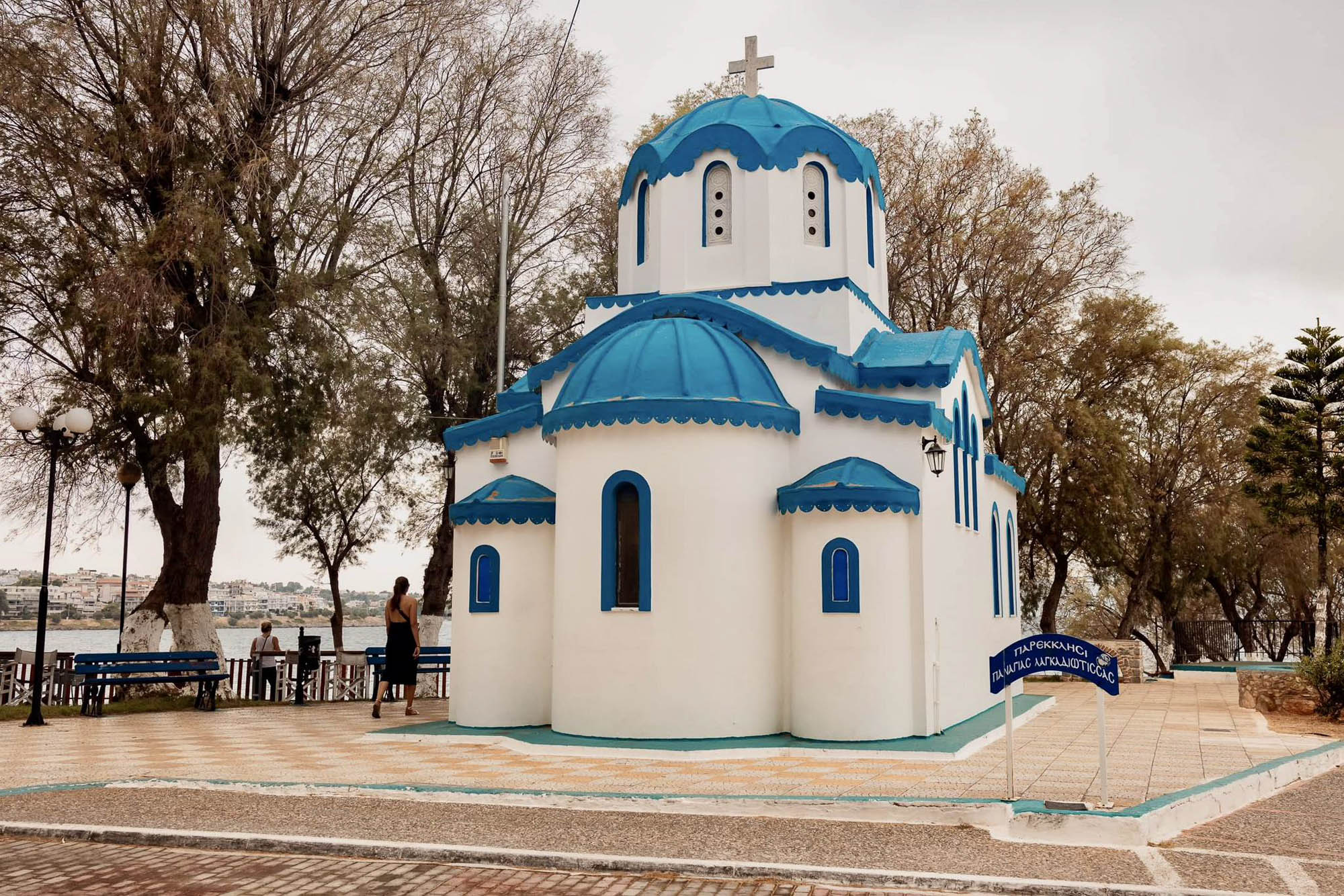 świątynia w mieście chalkida, typowa grecka biało-niebieska cerkiewka