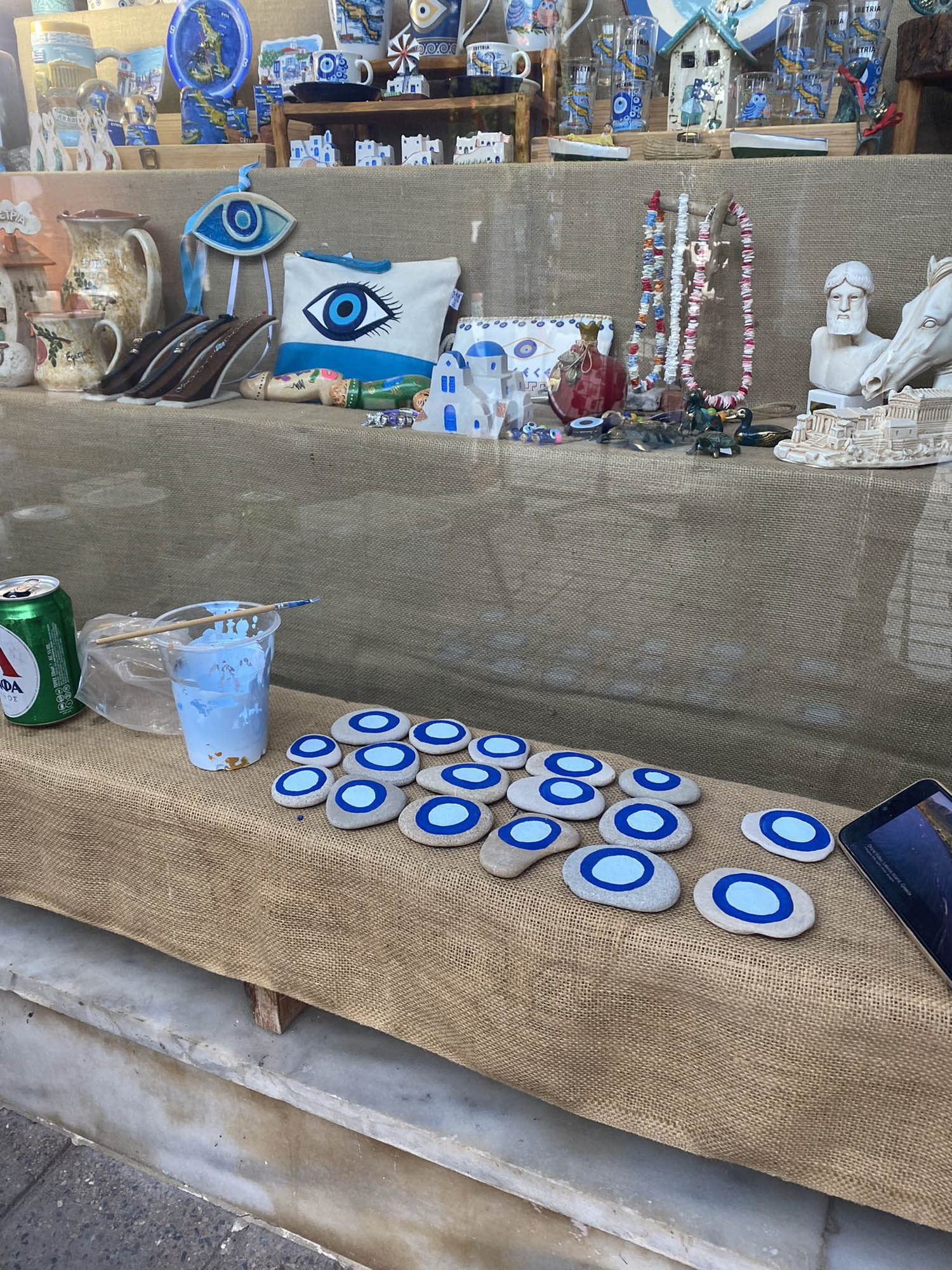 malowane kamienie - oko proroka, w sklepie z pamiątkami, wystawa sklepu z pamiątkami