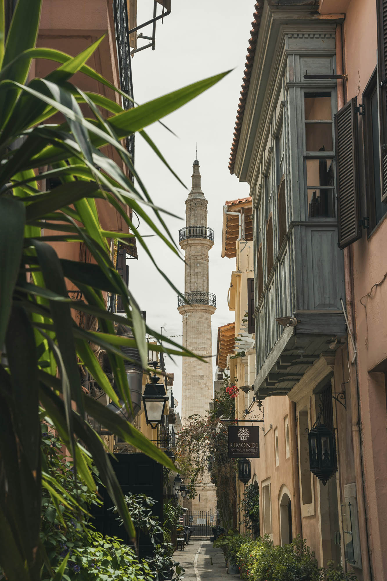 niesamowicie wysoki minaret meczetu w rethymno, symbol miasta
