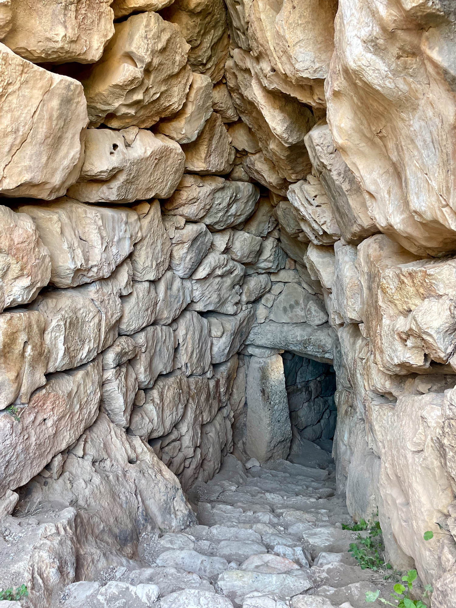 mykeny, wejście do podziemnych ruin przez kamienne mury