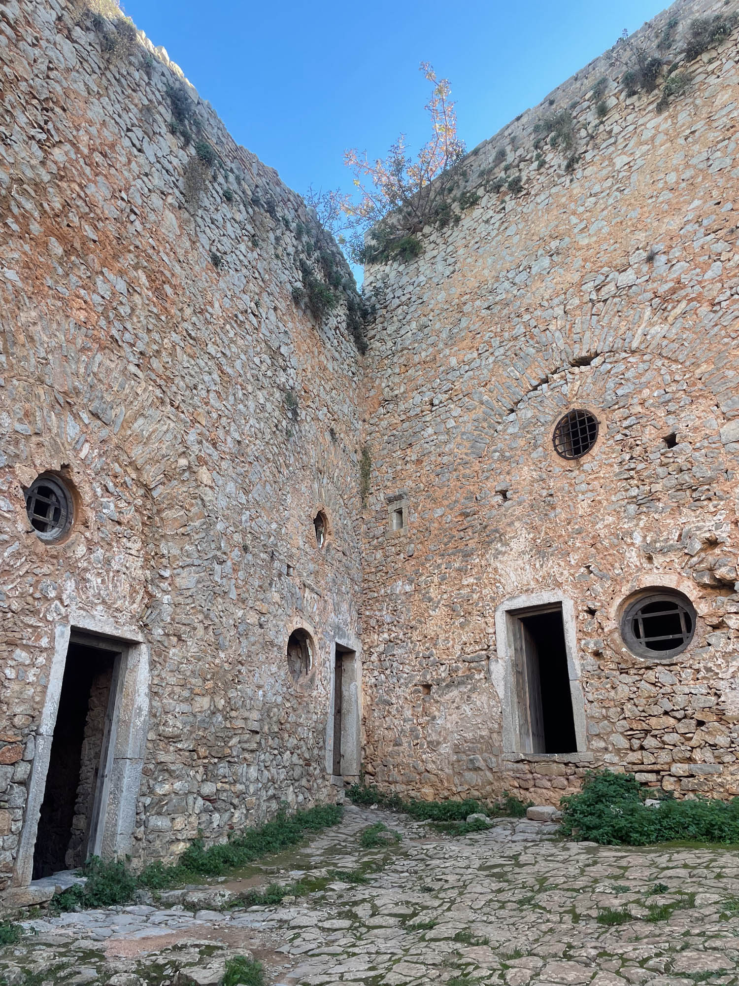 twierdza palamidi, mury twierdzy z niewielkimi oknami, zdjęcie murów wewnątrz