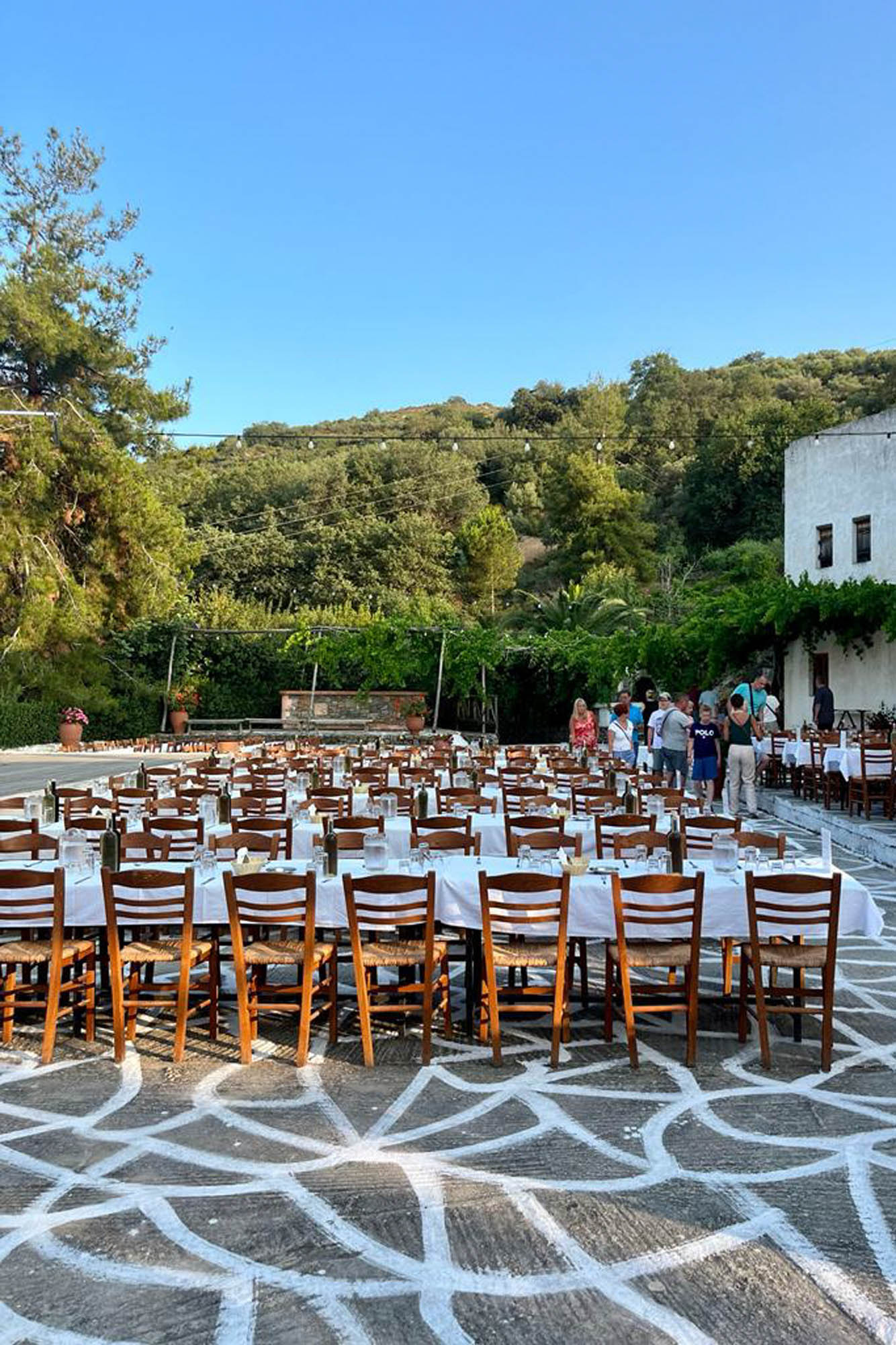 zastawione stoły czekają na gości, wesele na sposób grecki