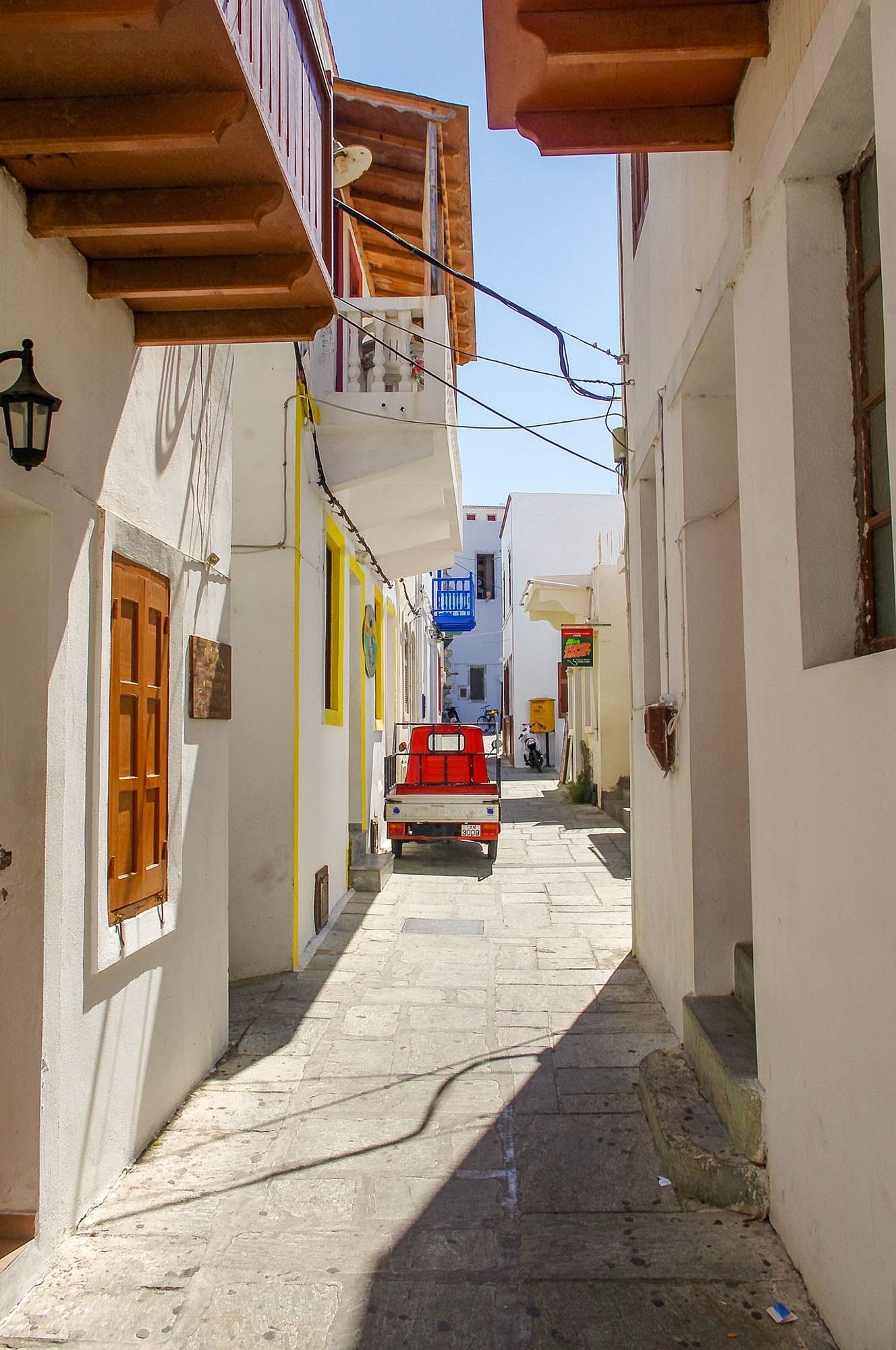 ulice miasteczka na nisyros, typowe greckie uliczki i zabudowania