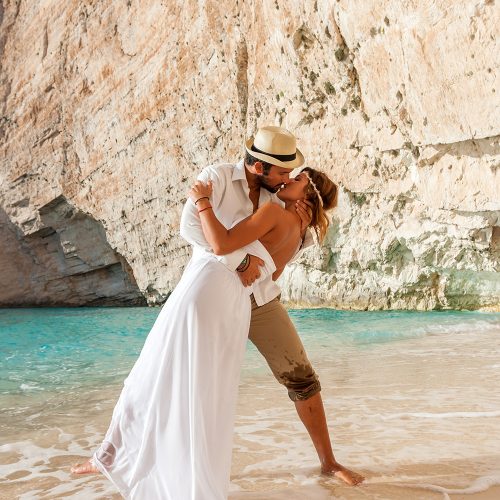 romantyczne zdjęcie, para całujące się nad brzegiem morza