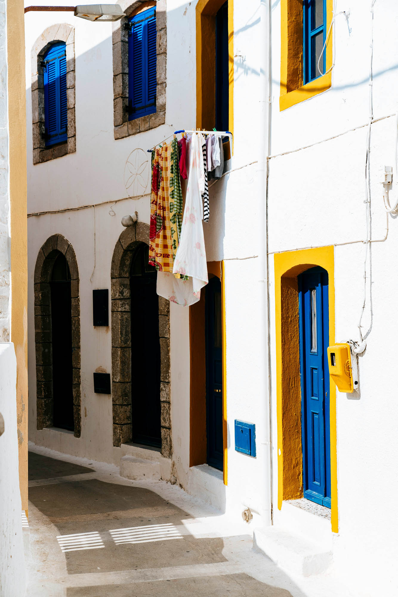 typowe niebiesko-białe greckie wąskie uliczki miasteczka na wyspie nisyros