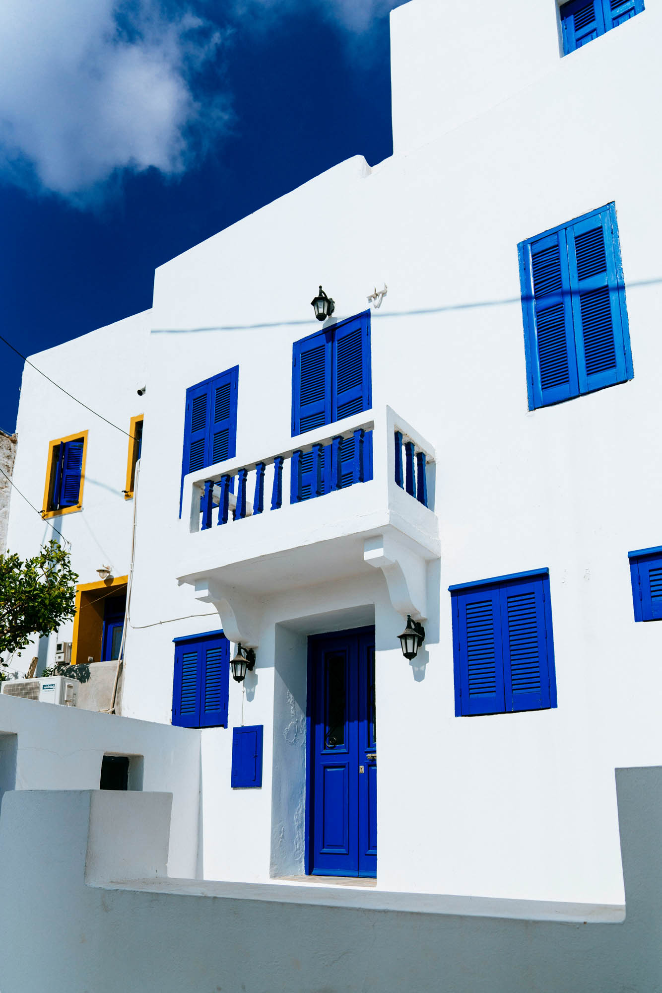 niebiesko-biały dom na wyspie niesyros, piękny typowo grecki widok