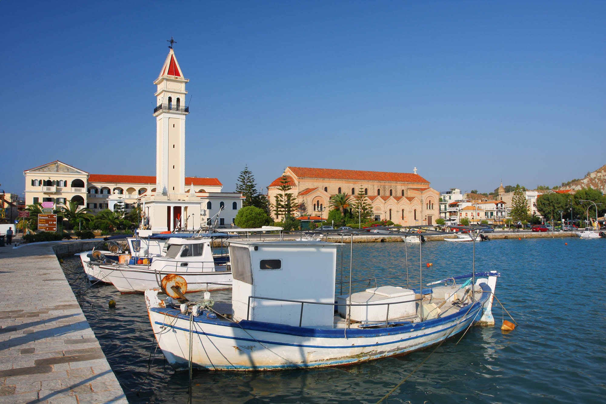 widok na miasto zakynthos, łódki kołyszą się na morzu