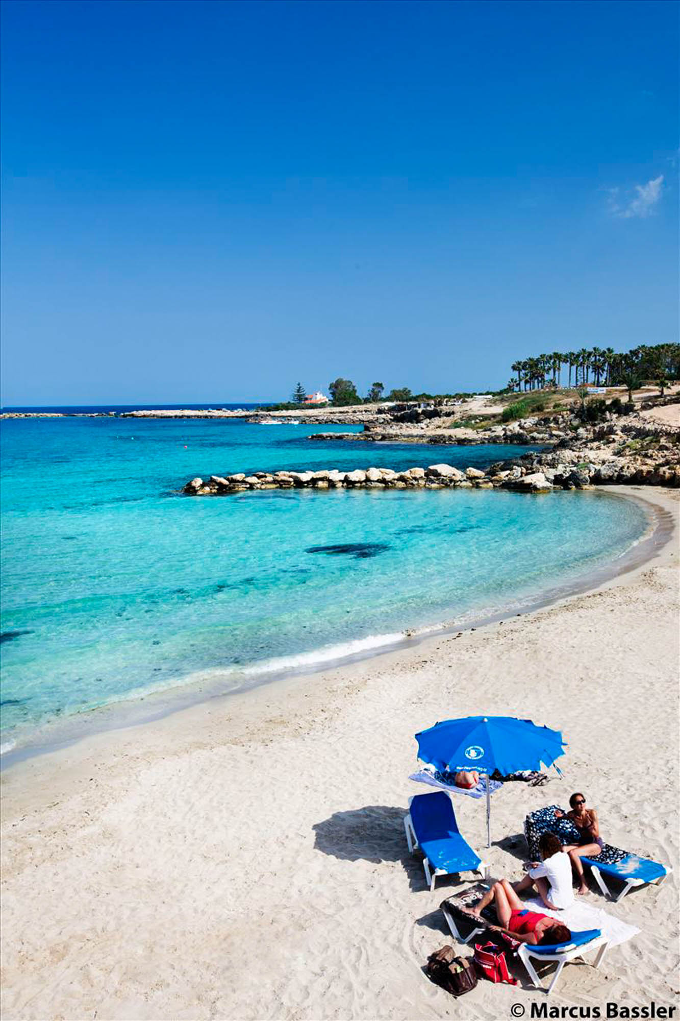jedna z plaż na cyprze, widok z daleka, piękna plaża i morze