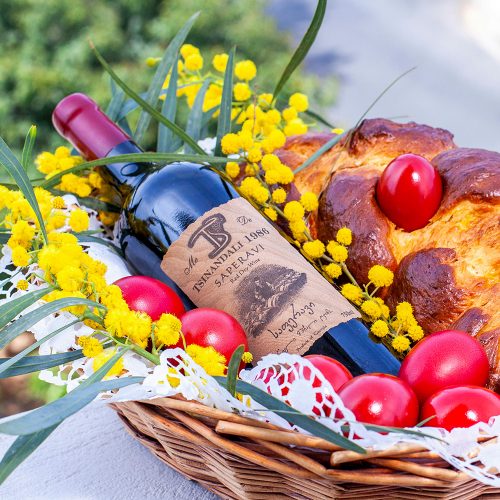wielkanoc w Grecji, tradycyjny koszyk z winem, chlebem i czerwonymi jajkami