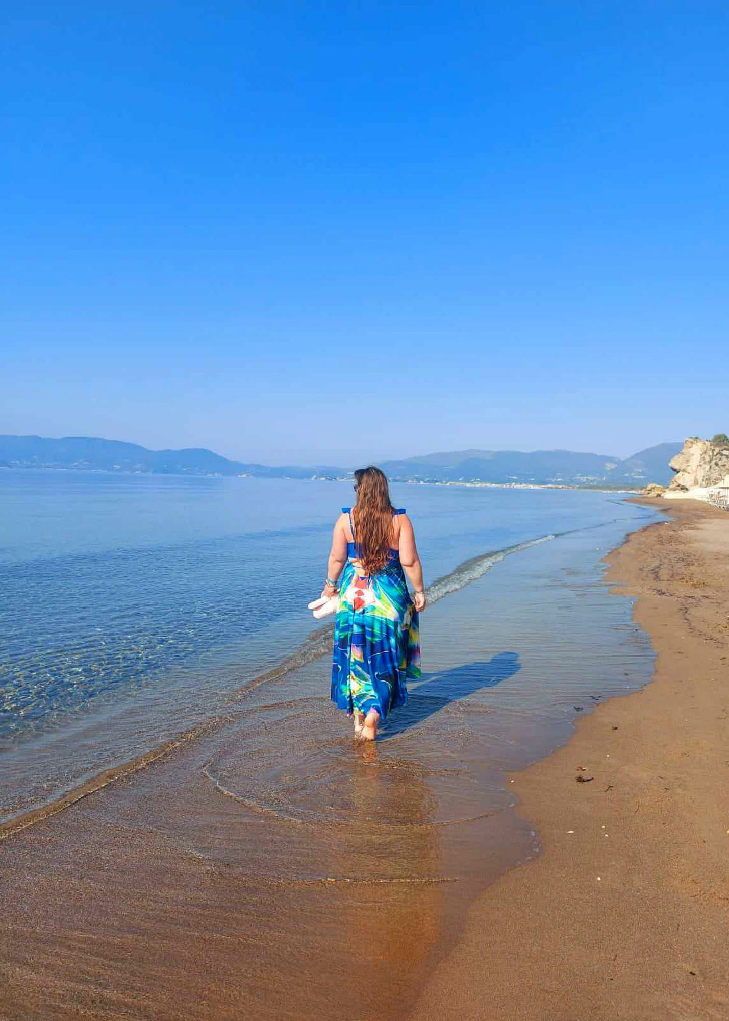 dziewczyna na jednej z plaż na wyspie zakynthos, spokojne, lazurowe morze