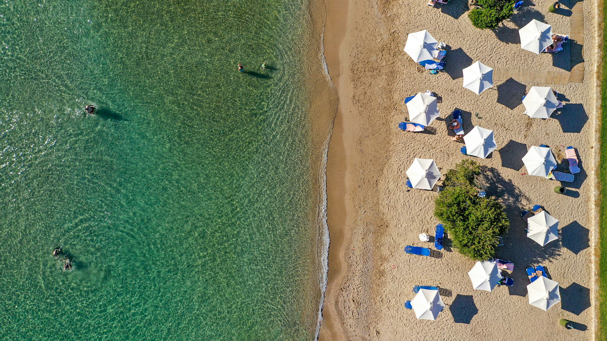 plaże, plaża w kalamacie widziana z góry, ludzie i parasolki o przejrzysta woda