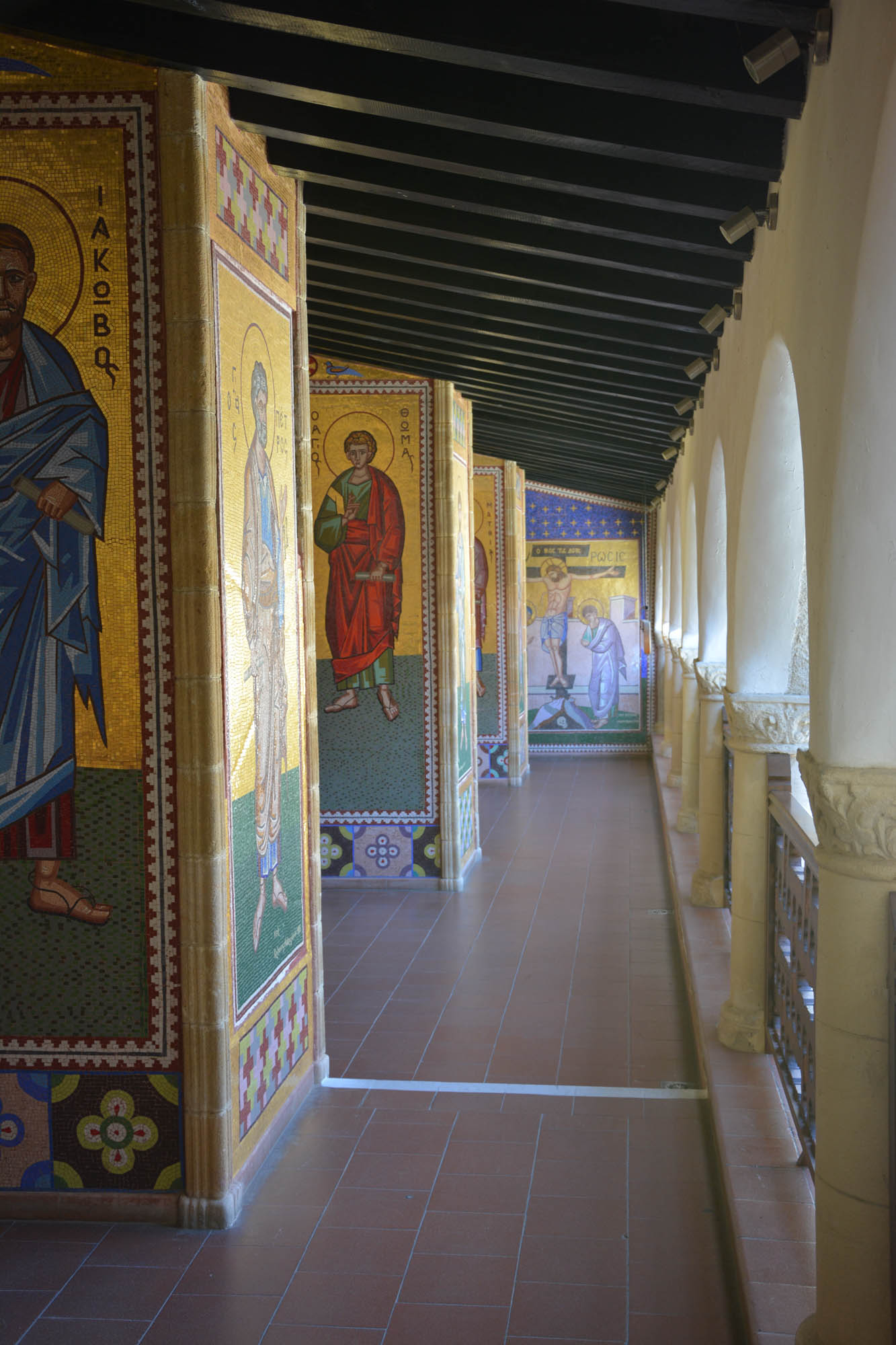 klasztor kykkos, wnętrze, ściany z freskami, kolorowe malowidła, detale w korytarzu, przejście z podcieniami