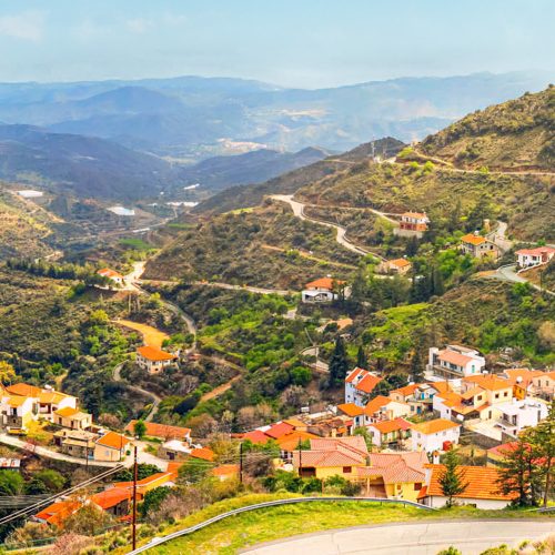 widok na góry troodos na cyprze, wioska widziana z daleka, czerwone dachy