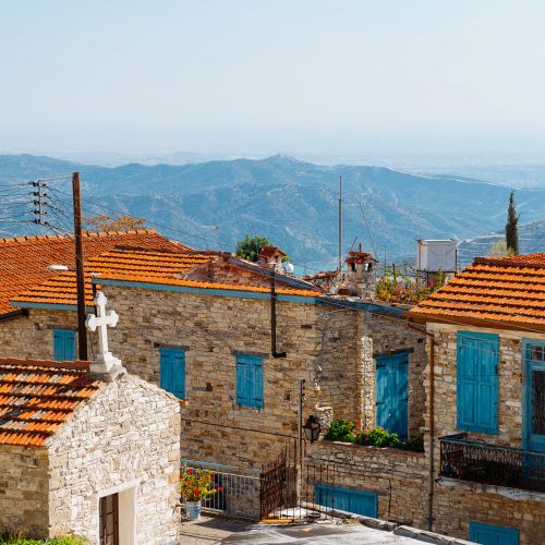 Lefkara, wieś na cyprze, niebieskie okiennice i sielski widok