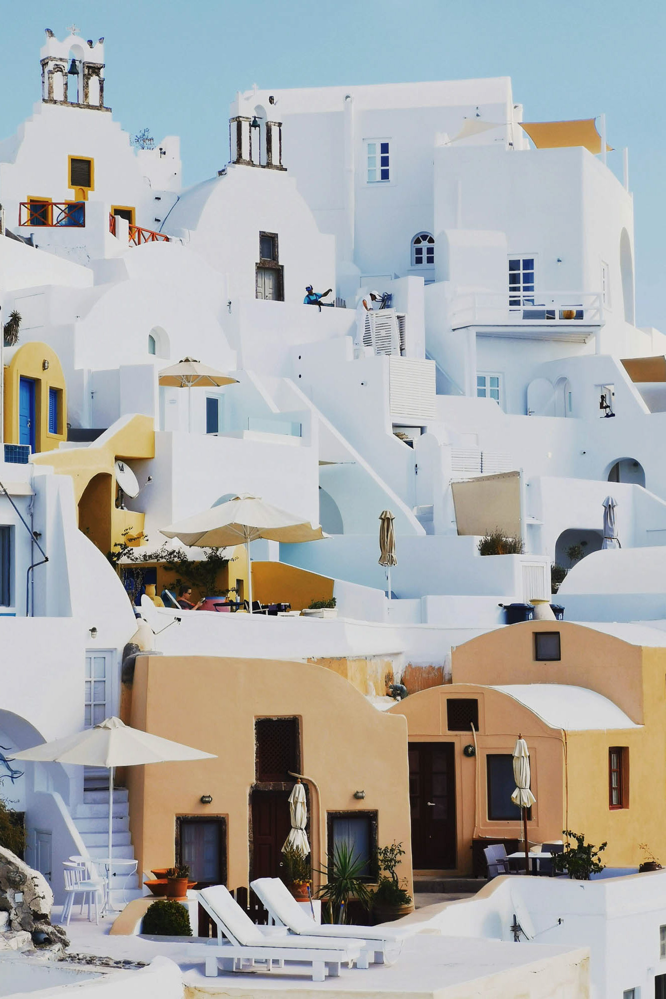białe domki oświetlone słońcem, grecja