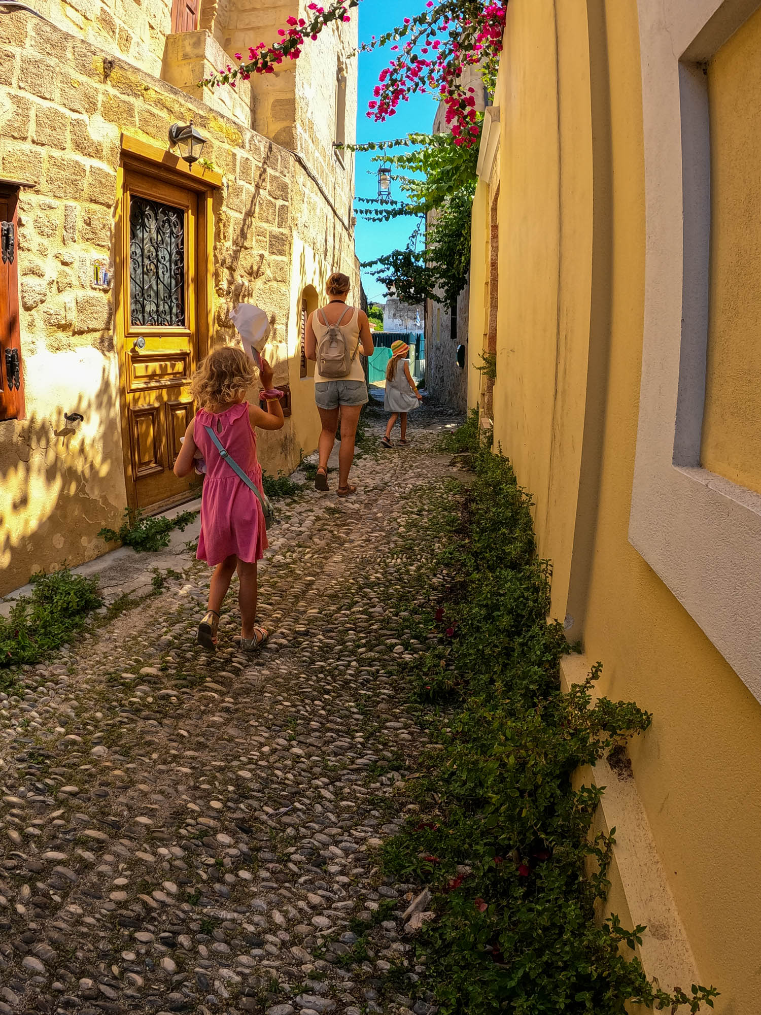 rodzinne zdjecie, gdzieś wśród uliczek na rodos, miasto lindos