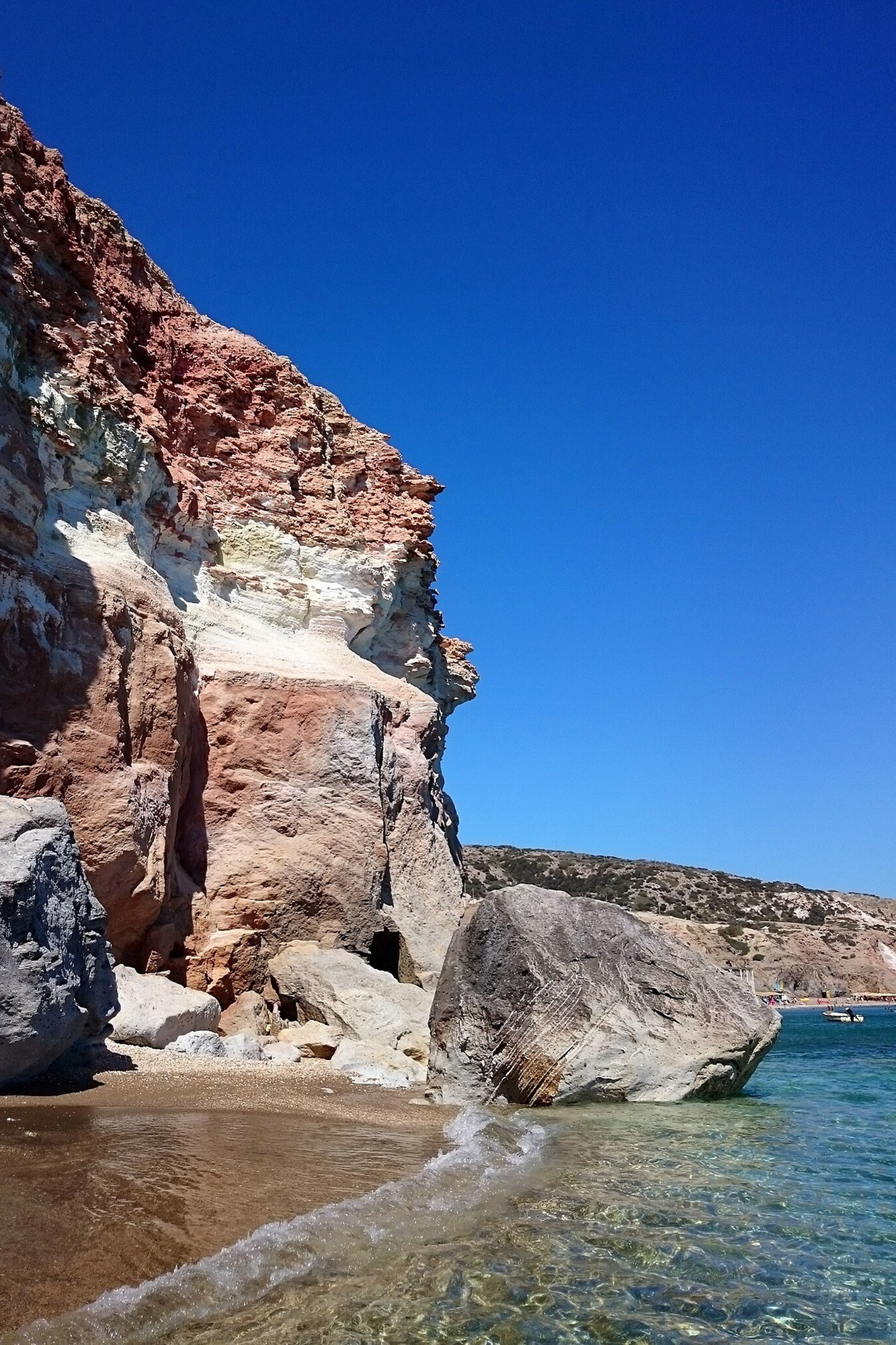 plaża i kolorowe klify na wyspie milos, widok na morze