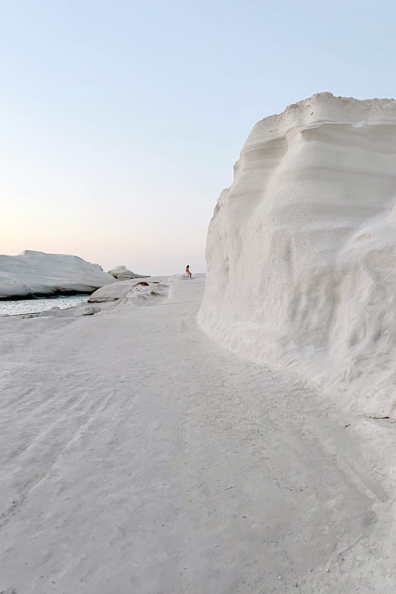 niezwykły krajobraz plaży sarakiniko, wyspa milos, widok na skały, przepiękny krajobraz