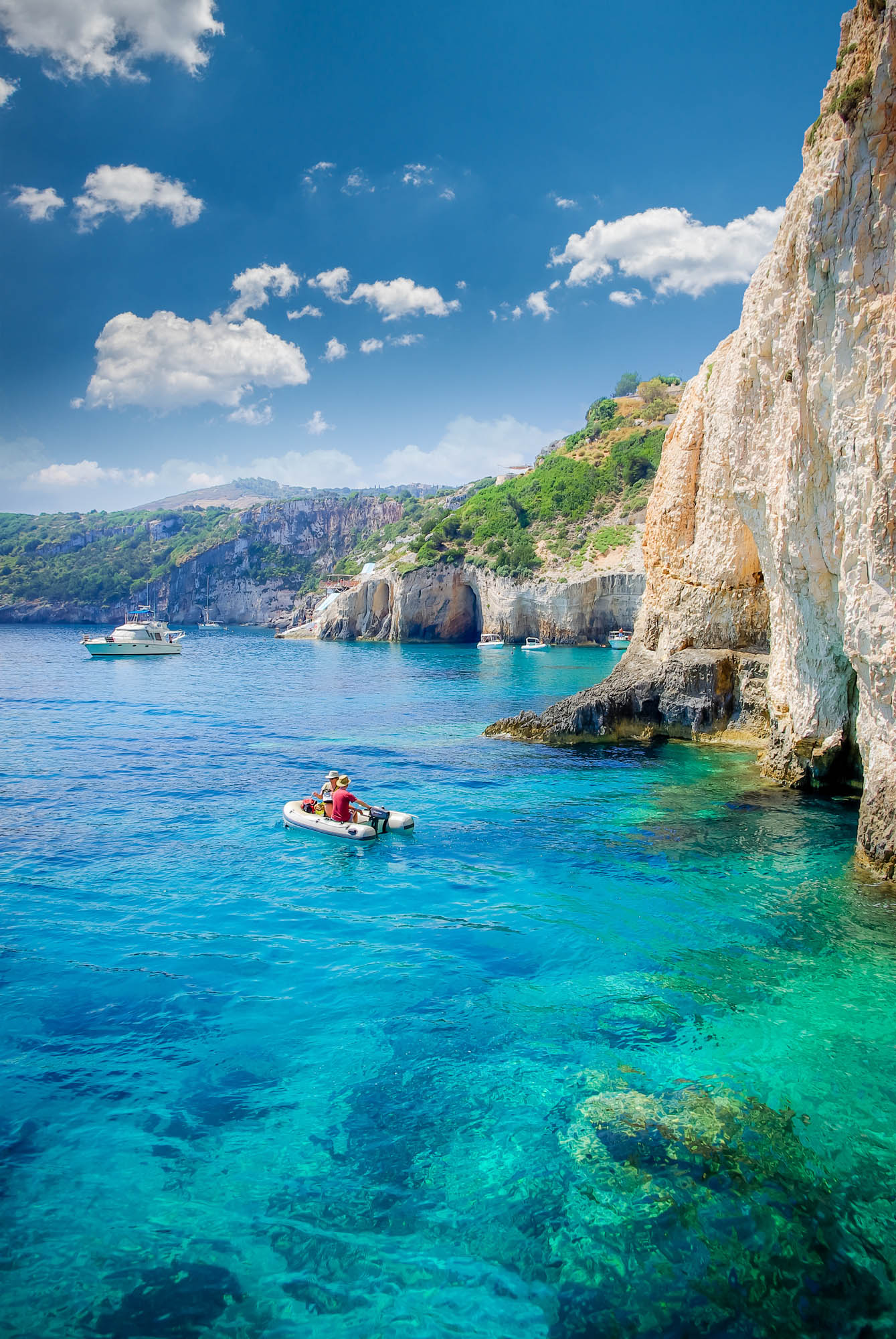 złynne błękitne groty, zakynthos, ludzie na pontonach